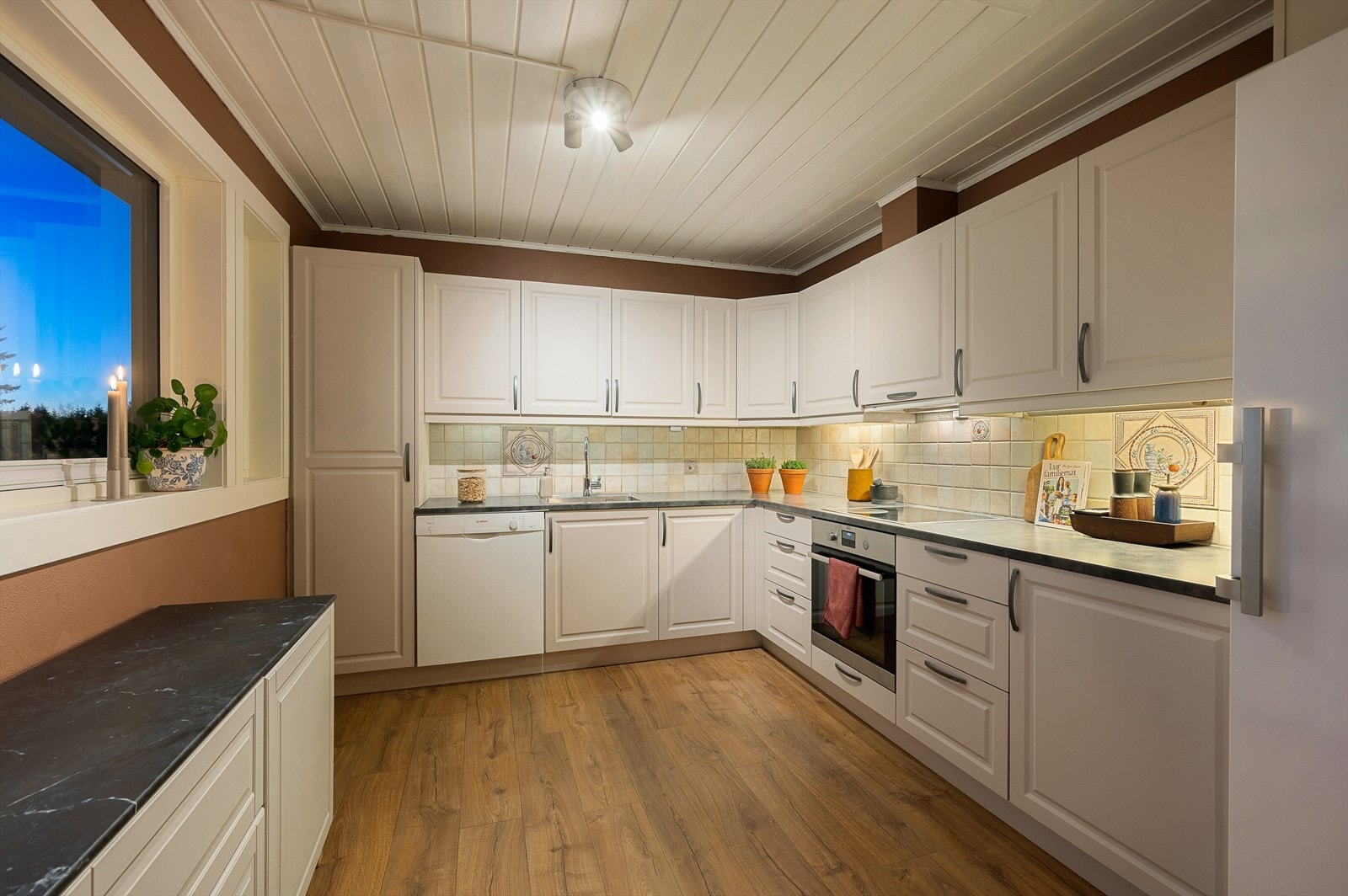 Kjøkkenet ble oppgradert i 2022 med fornyet fronerm benkeplate, servant, stekeovn, platetopp og lagt nytt gulv Galleribilde