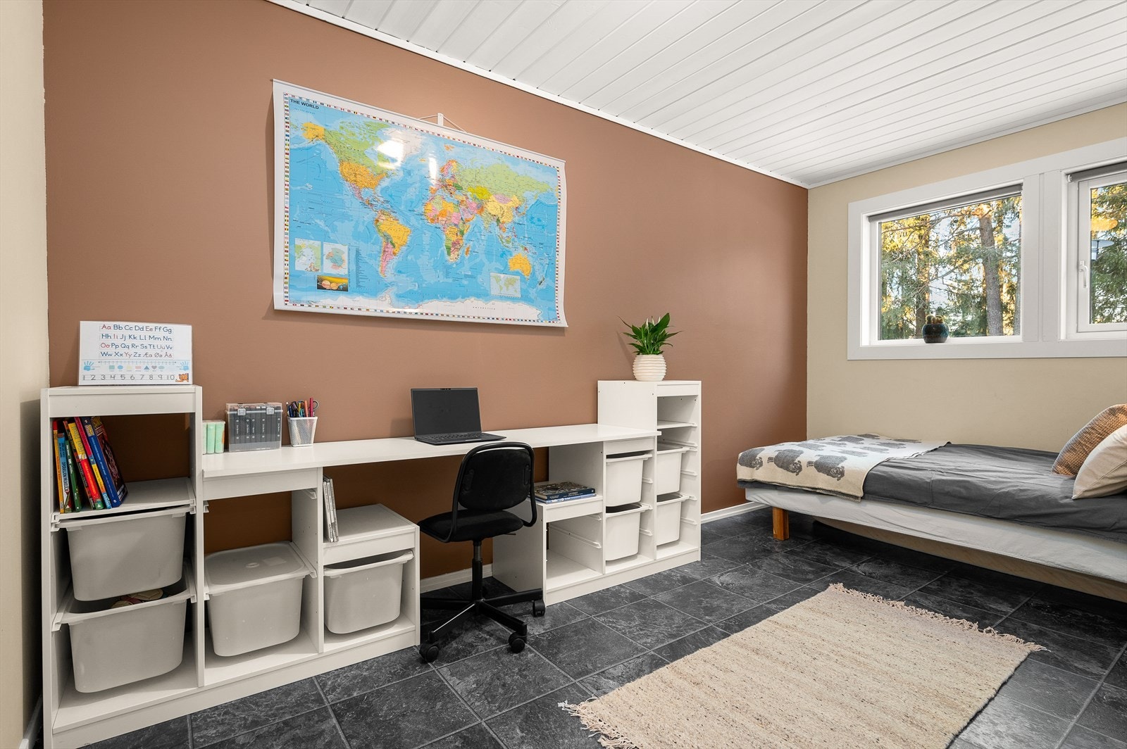 Soverom i underetasjen med behagelig gulvvarme Galleribilde