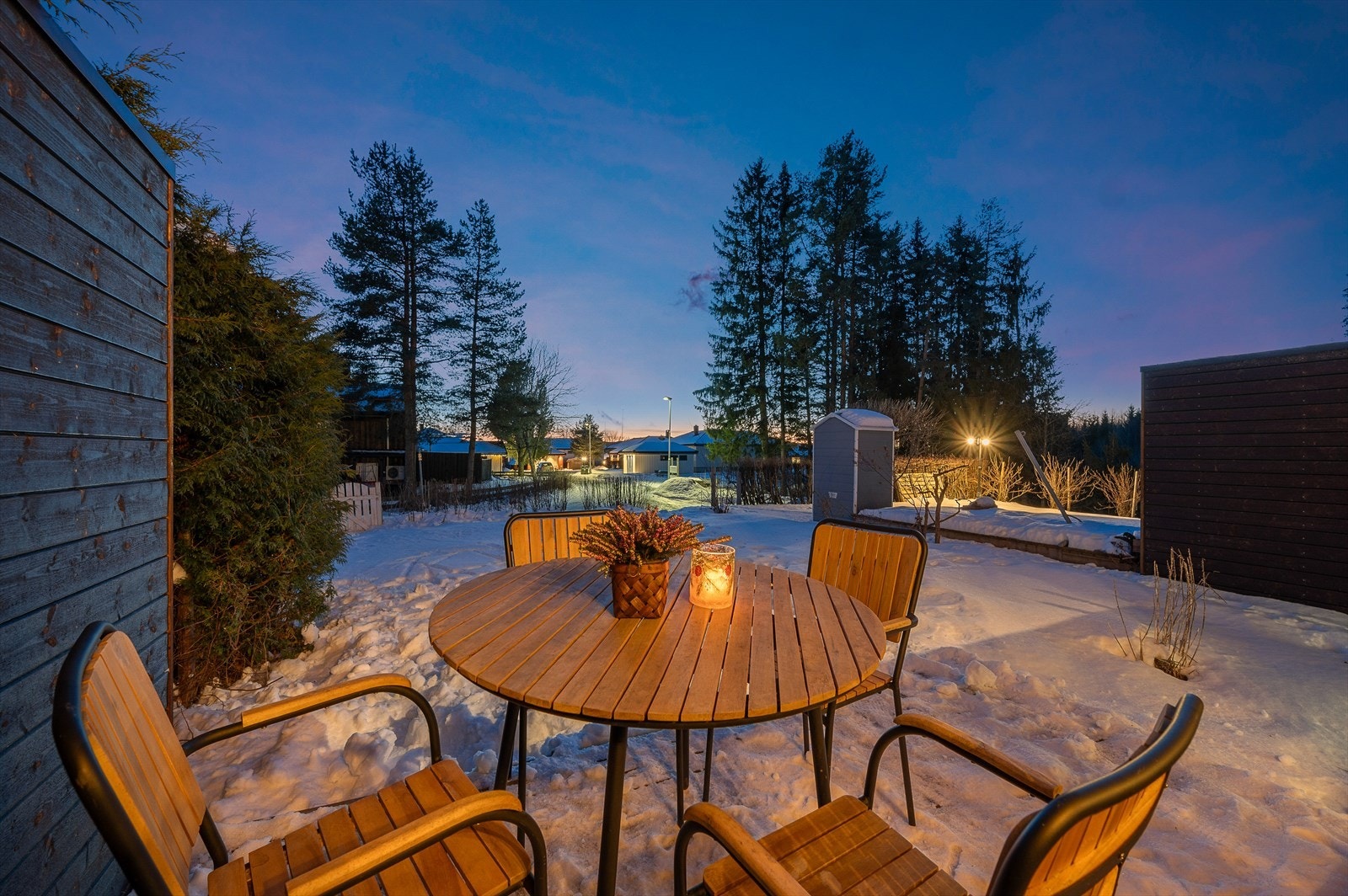 Koselig uteområde fra stuen hvor solen kan nytes fra ca. 11:00 til 21:00 sommerstid Galleribilde