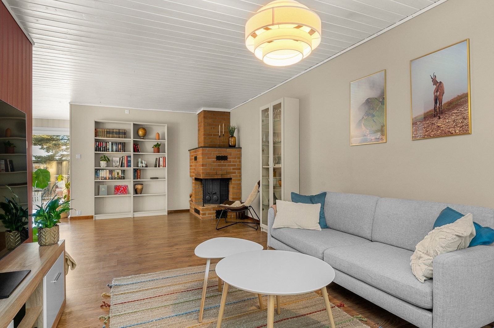 Oppholdsrommet har en flott planløsning, med god plass til flere sosiale soner Galleribilde