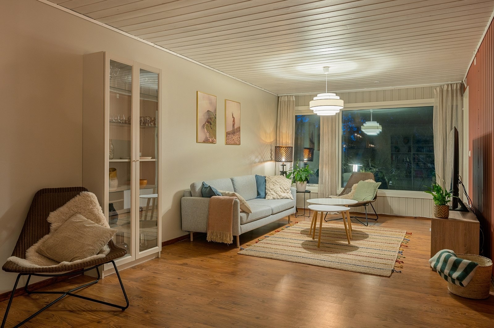 Tv-stuen har store vindusflater fra 2025 Galleribilde