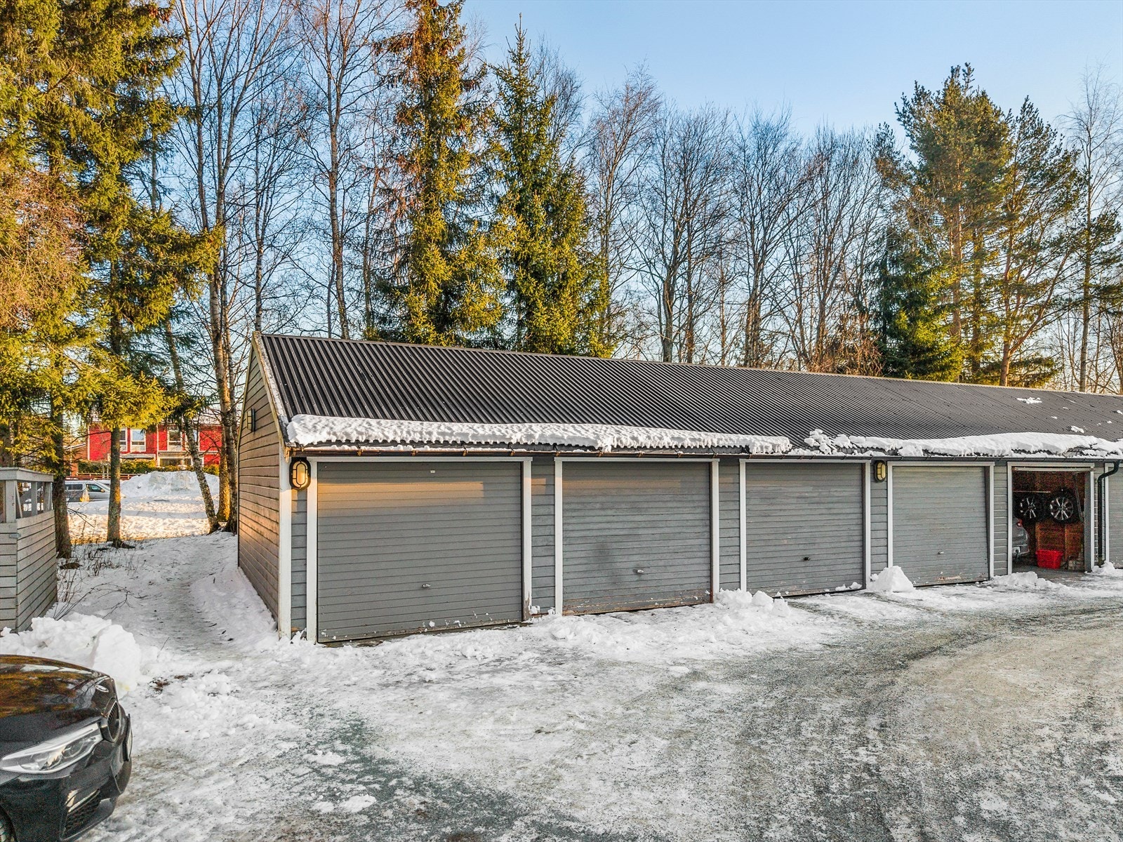 Det medfølger garasje i rekke. Det er planer om å skifte kledning i samme stil som de nye fasadene. Materiale er allerede kjøpt inn Galleribilde