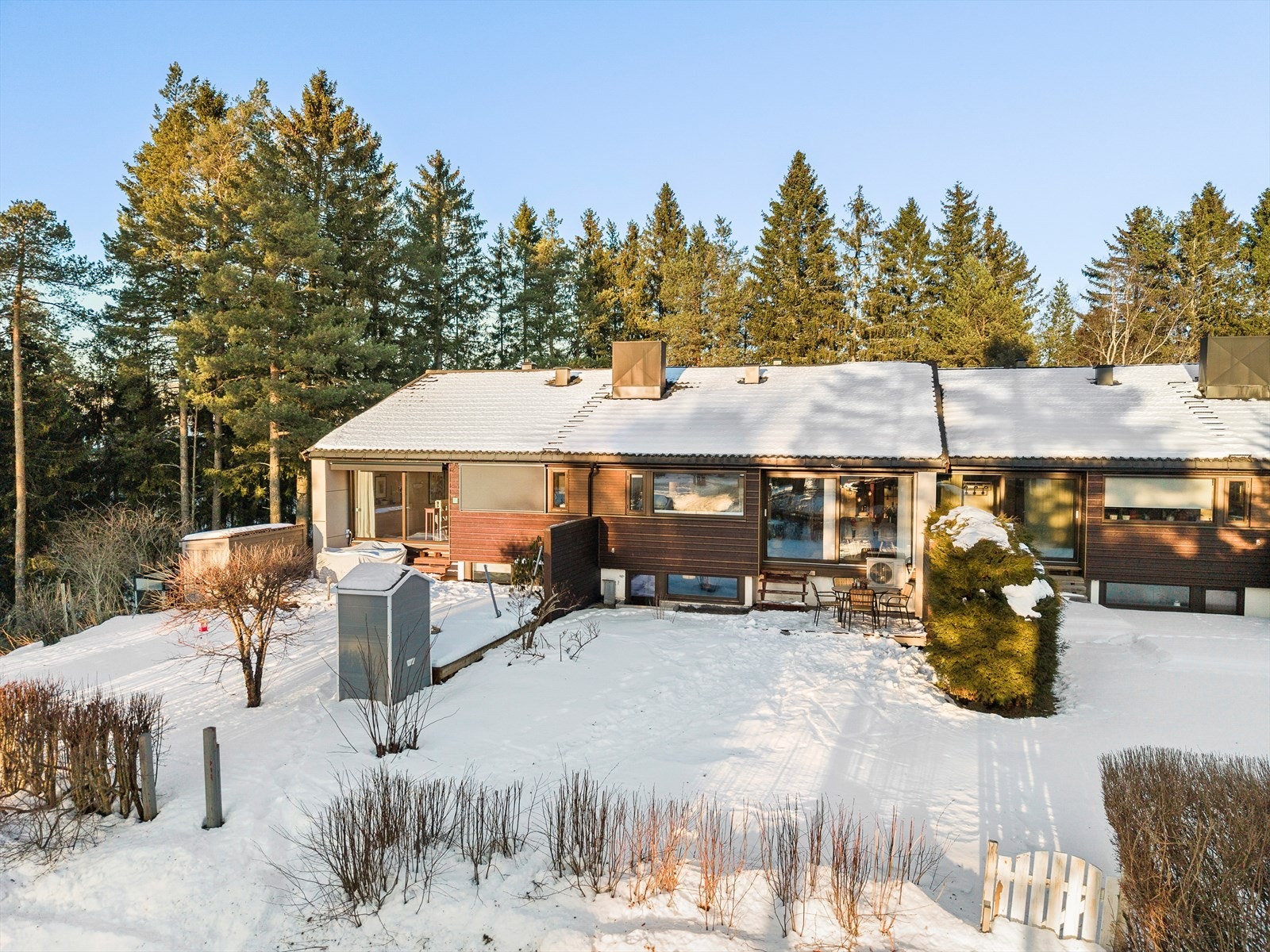 Boligen har en barnevennlig beliggenhet helt i enden av rolig boligfelt med kort avstand til barnehage, barneskole, lekeplasser, nærbutikk, idrettsanlegg, flotte turområder og Metrobuss Galleribilde