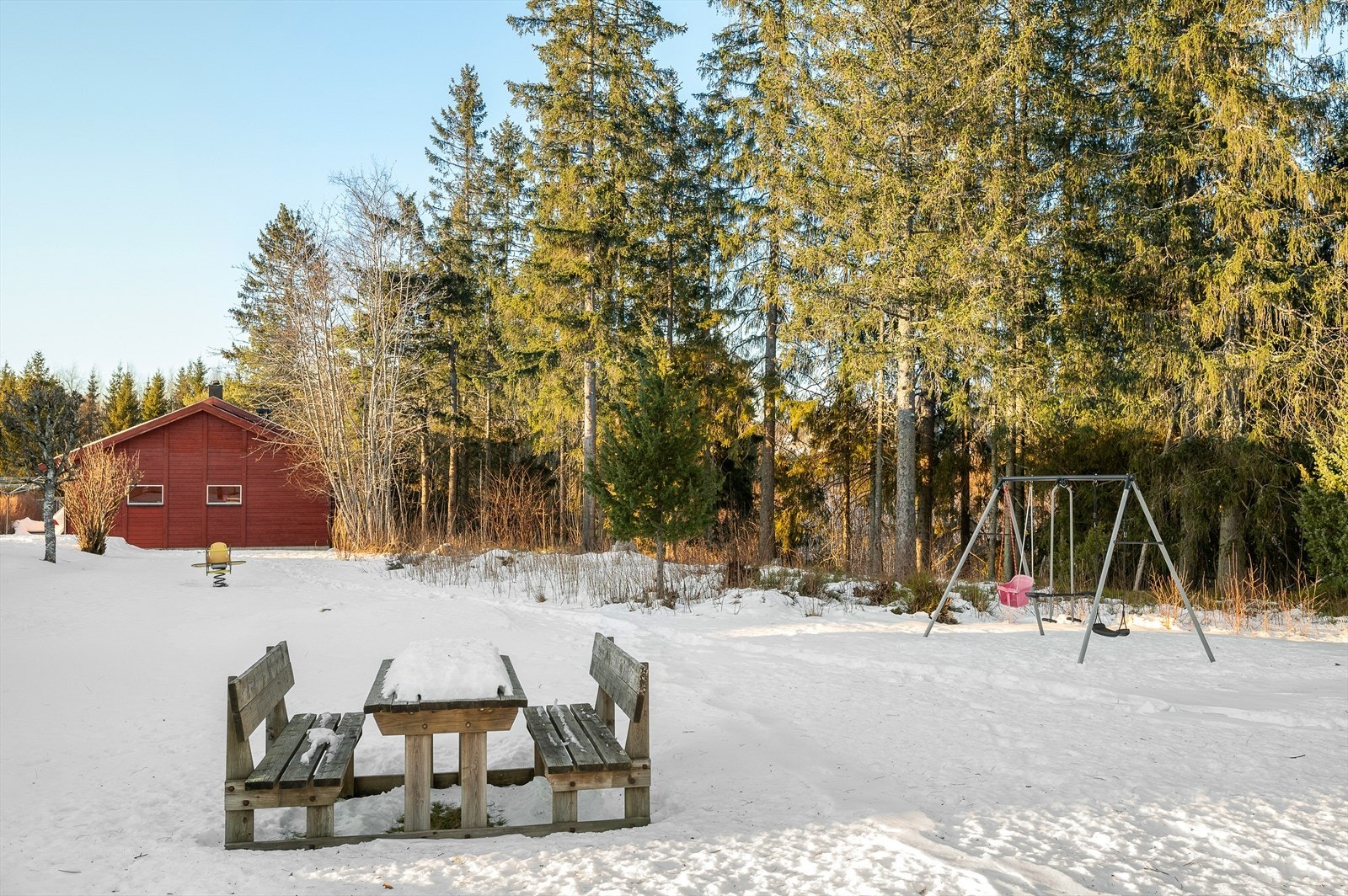 Lekeplass et steinkast unna boligen Galleribilde