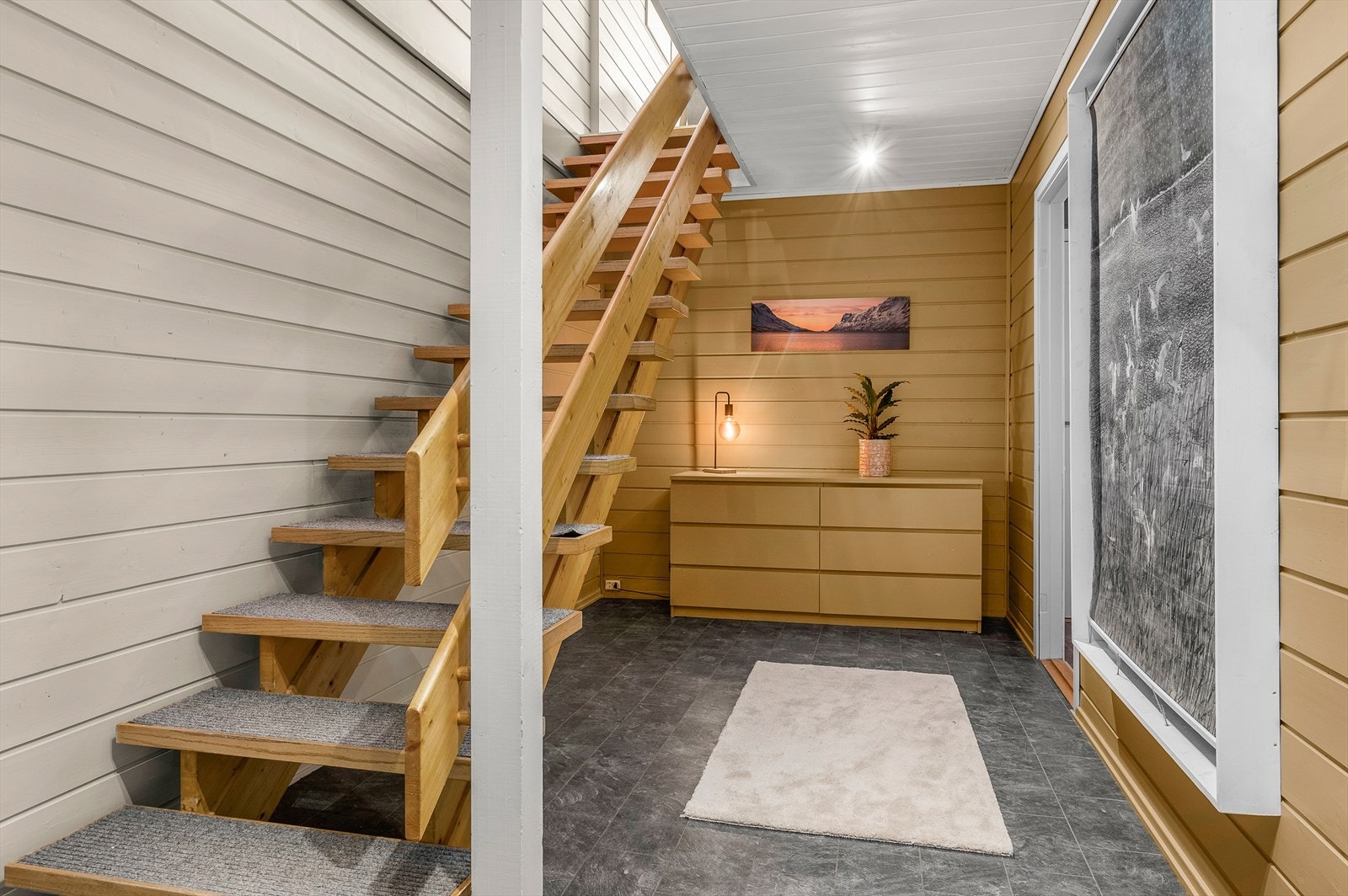 Hele gangarealet har behagelig gulvvarme. Det er gode muligheter for etablering av praktisk garderobeplass udner trapp Galleribilde