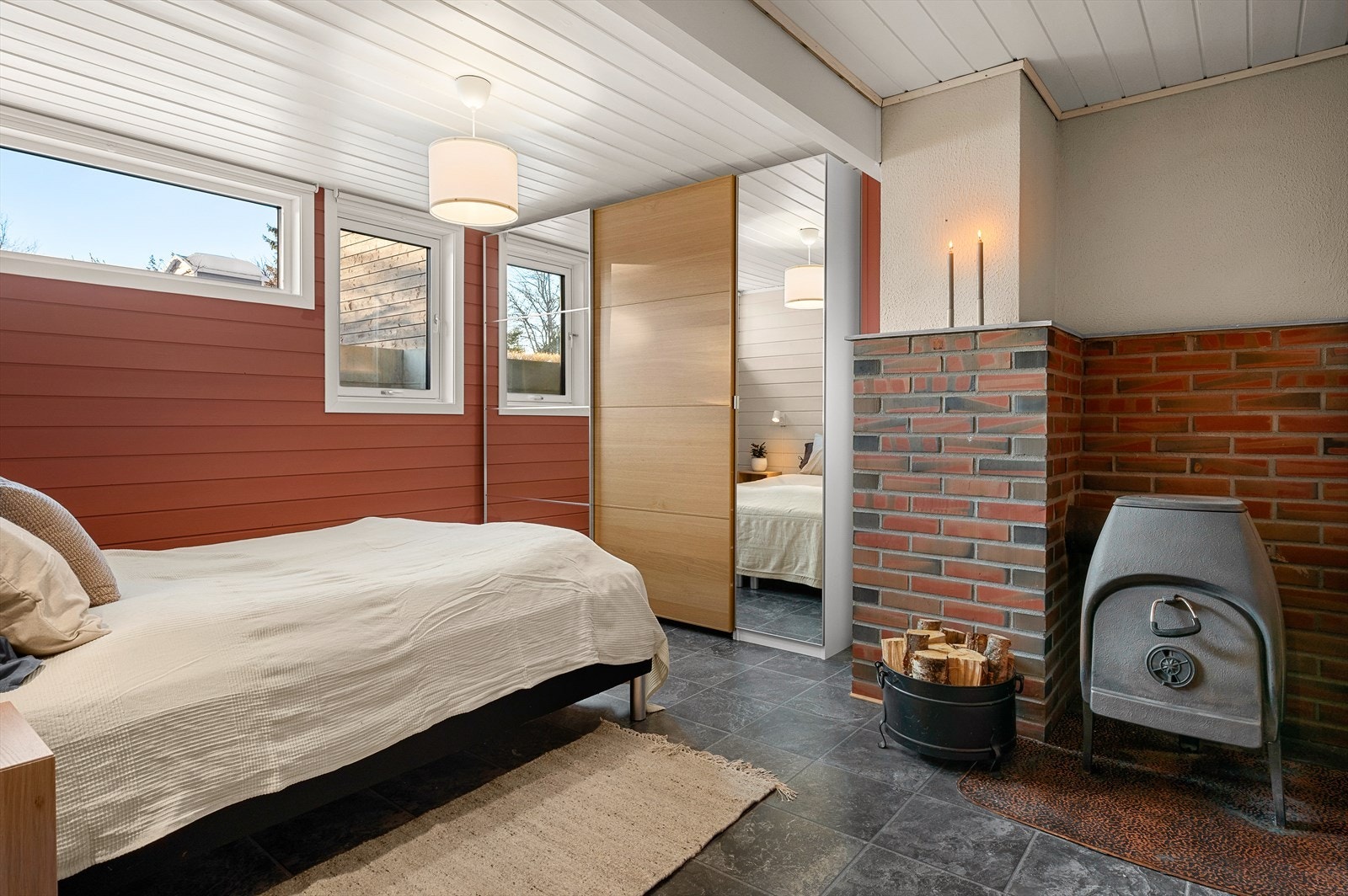 Godkjent disp.rom som i dag er innredet og brukes som soverom. Rommet er også utstyrt med praktisk garderobeskap Galleribilde