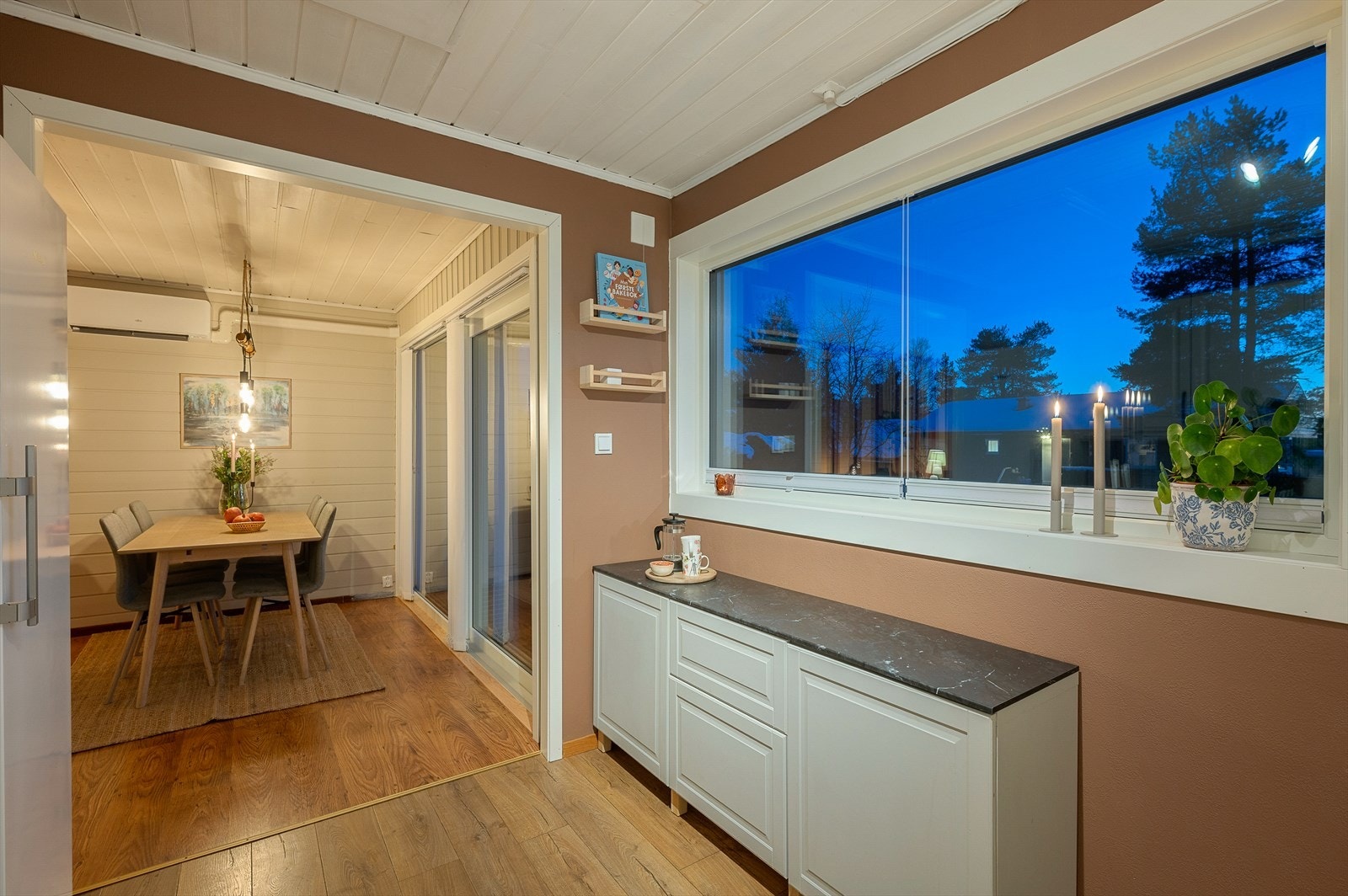 Herlige vindusflater med mye lysinnslipp med plisségardiner med hev/senk funksjon. Det er også luke til lagringsloft fra kjøkken Galleribilde