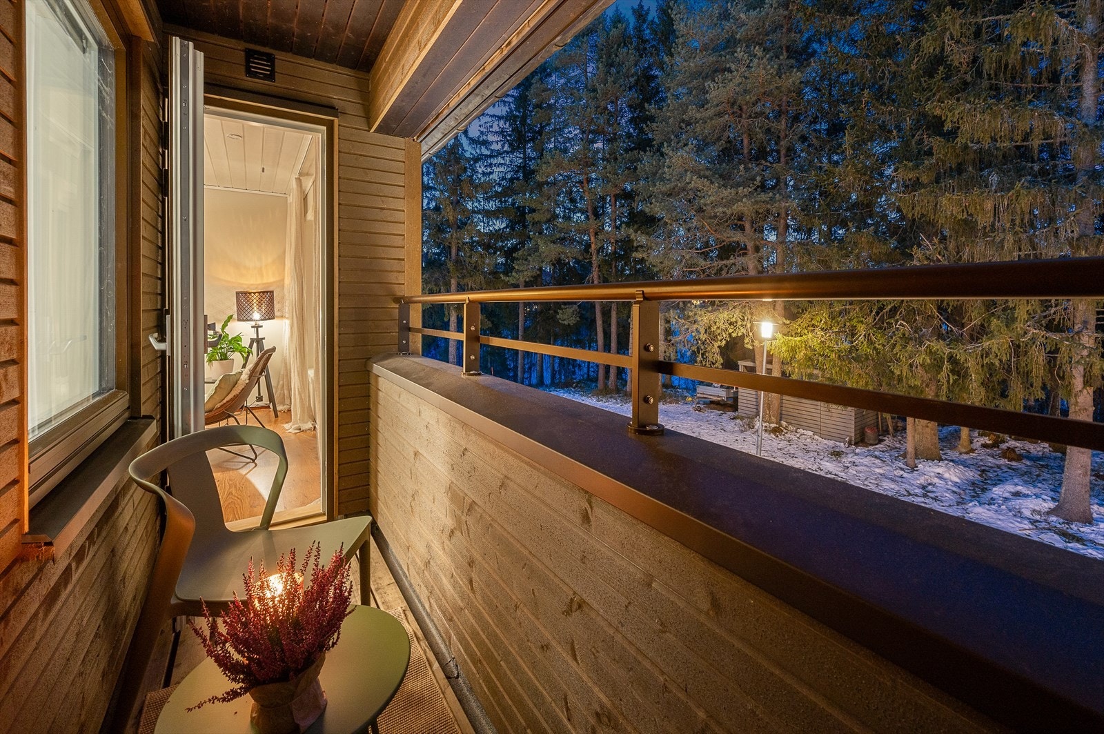 Balkong med utgang fra stuen hvor man sitte usjenert å nye en kopp kaffe om morgenen Galleribilde