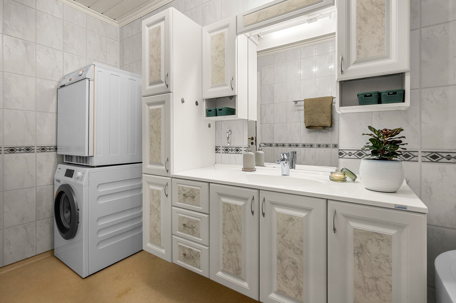 Bad har også opplegg for vaskemaskin og tørketrommel Galleribilde