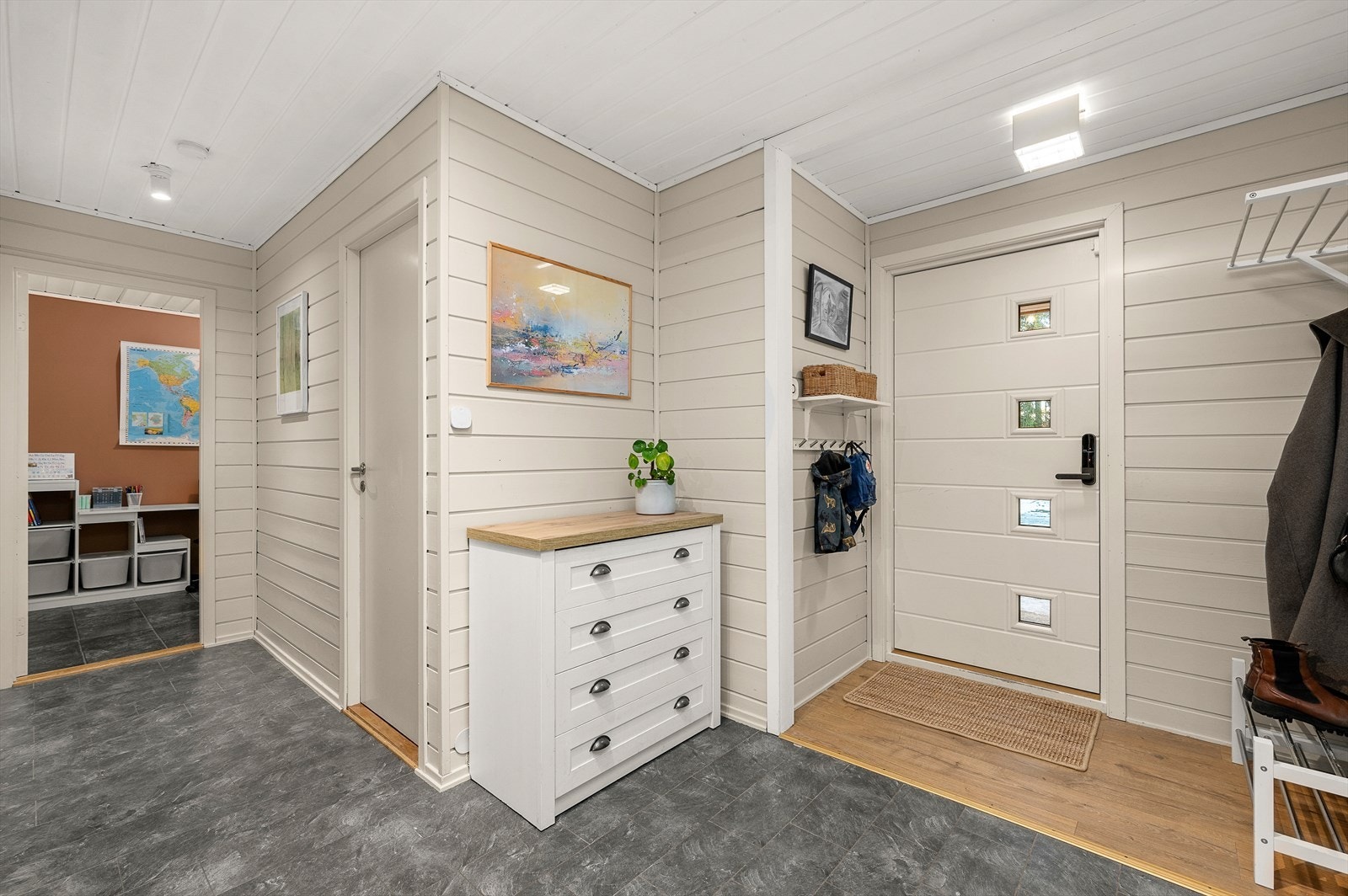 Åpent og luftig inngangsparti med god plass for å henge fra seg yttertøy Galleribilde