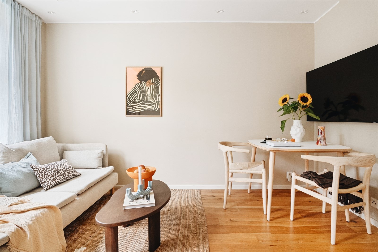 Her er det plass til både en hyggelig sofagruppe og en mindre spisegruppe Galleribilde