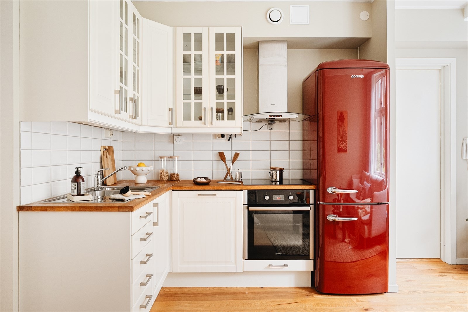 Kjøkkenet har godt med både skap- og benkeplass og er innredet med profilerte fronter og heltre benkeplate Galleribilde