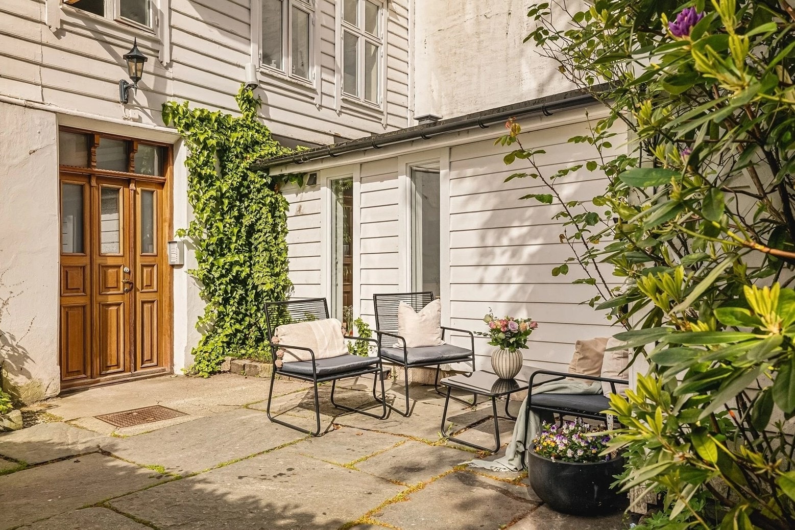 Leiligheten har en sentral, men likevel tilbaketrukket beliggenhet Galleribilde