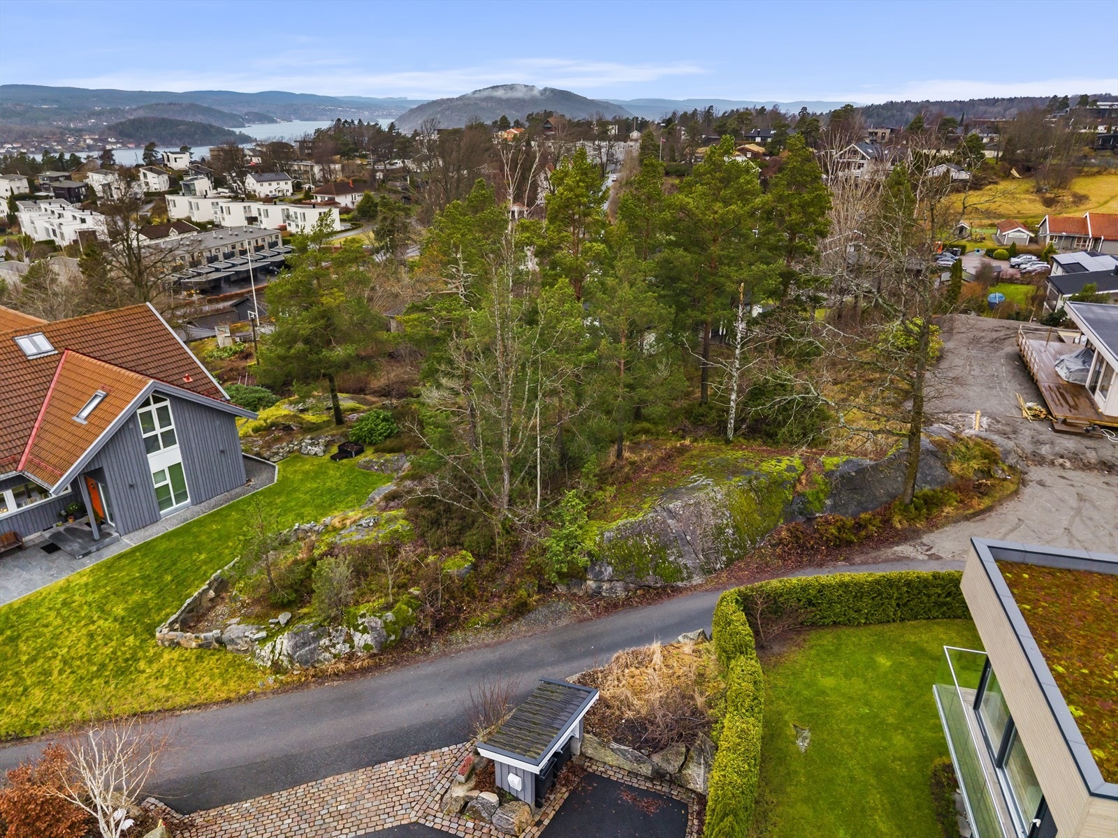 Trygg og enkel gangavstand til Sogsti skole. Det finnes også barnehager og offentlig kommunikasjon i nærområdet. Galleribilde