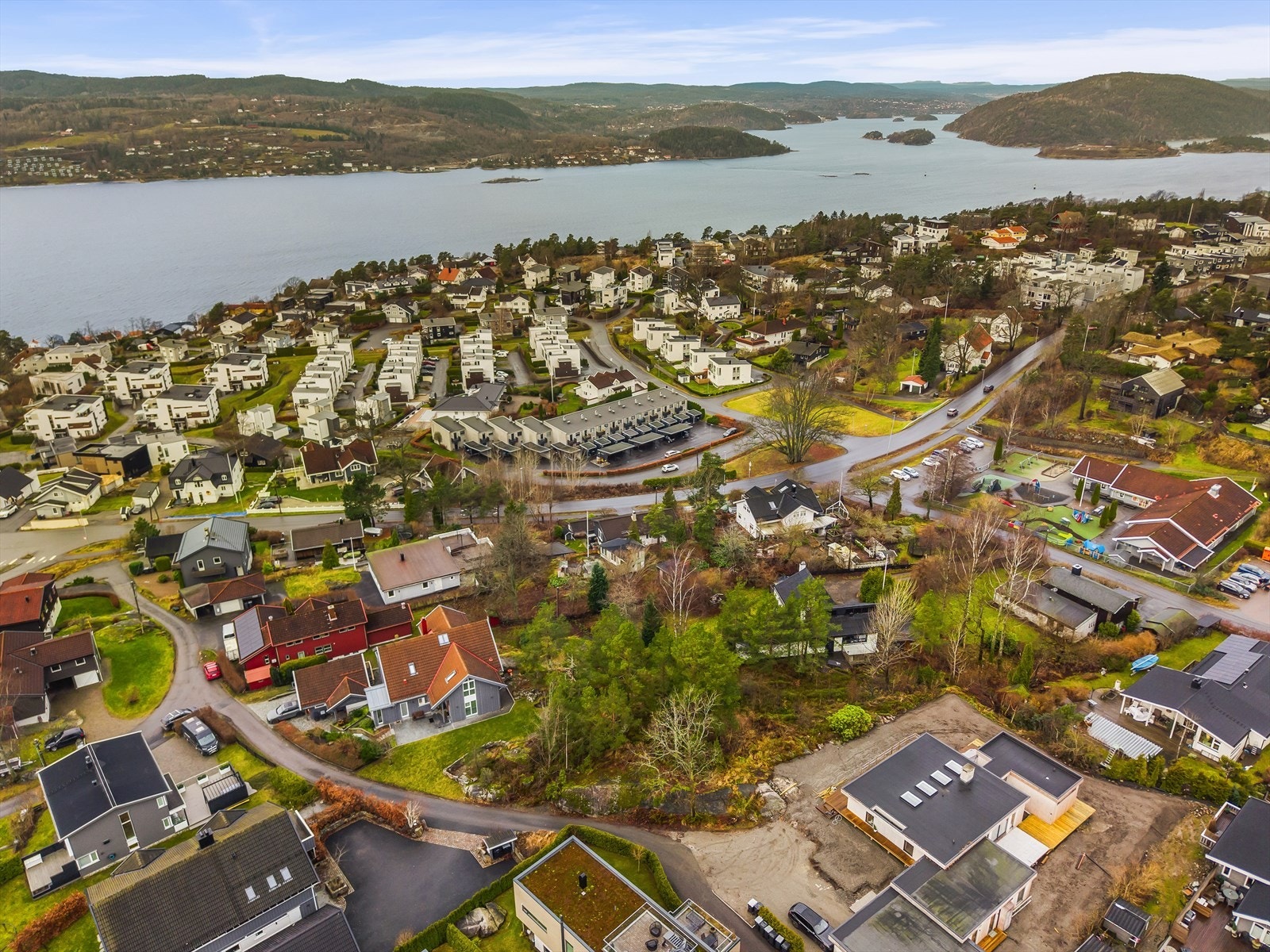 Tomten ligger på et høydedrag med utsyn mot Oslofjorden. Galleribilde