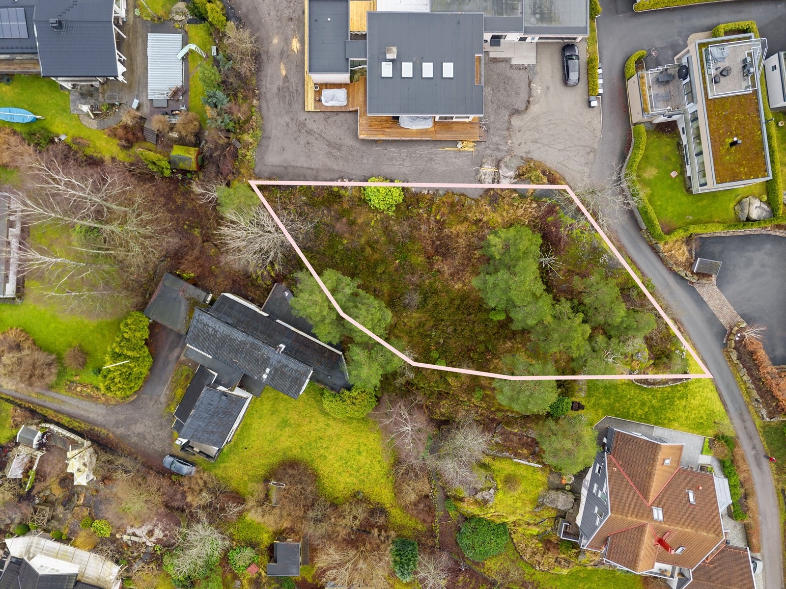 Høyt og skjermet beliggende tomt på attraktive Sogsti. Galleribilde