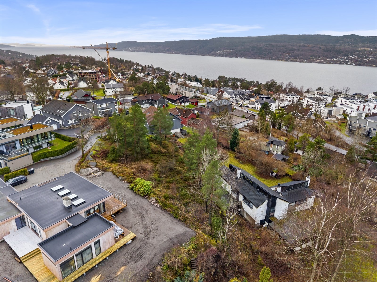 Tomten ligger nærmest innerst i rolig blindvei i et etablert og familievennlig boligområde. Galleribilde