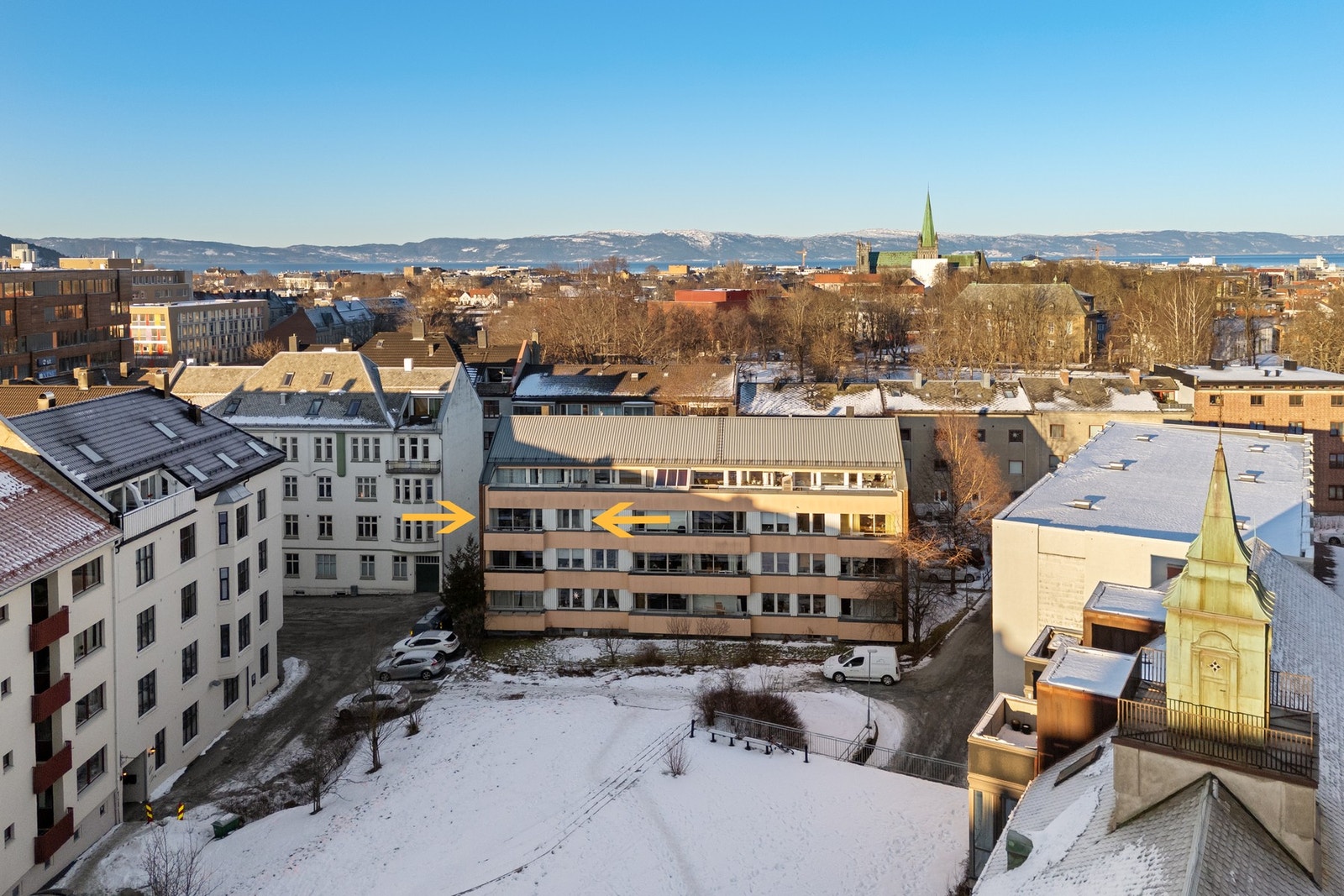 Boligen ligger med en utsøkt beliggenhet i en rolig gate med lite trafikk, med flere flotte bydelsparker i umiddelbar nærhet. Galleribilde