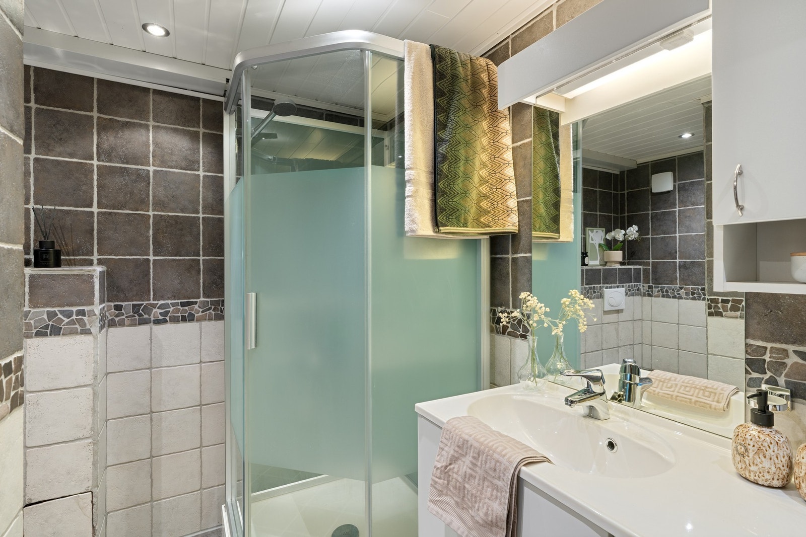 Pent, opparbeidet baderom, med flott flislagt gulv og veggflater. Renovert i 2008. Varmekabler i gulv. Galleribilde