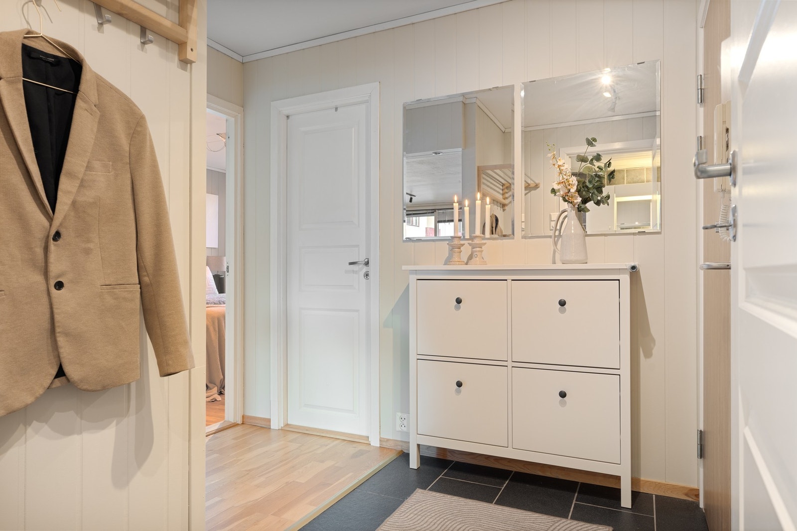 Innbydende entré på ca. 5,5 kvm, med direkte tilknytning til begge soverom, bad og stuearealet. Gode muligheter for oppbevaring. Galleribilde