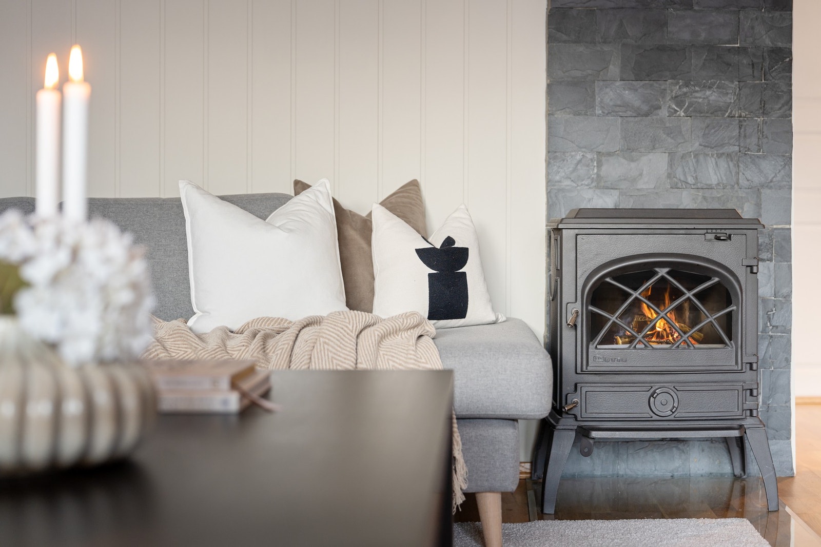 Effektiv og behagelig vedovn plassert i sentrum av stuen. Gir en god og lun atmosfære i hele leiligheten. Galleribilde