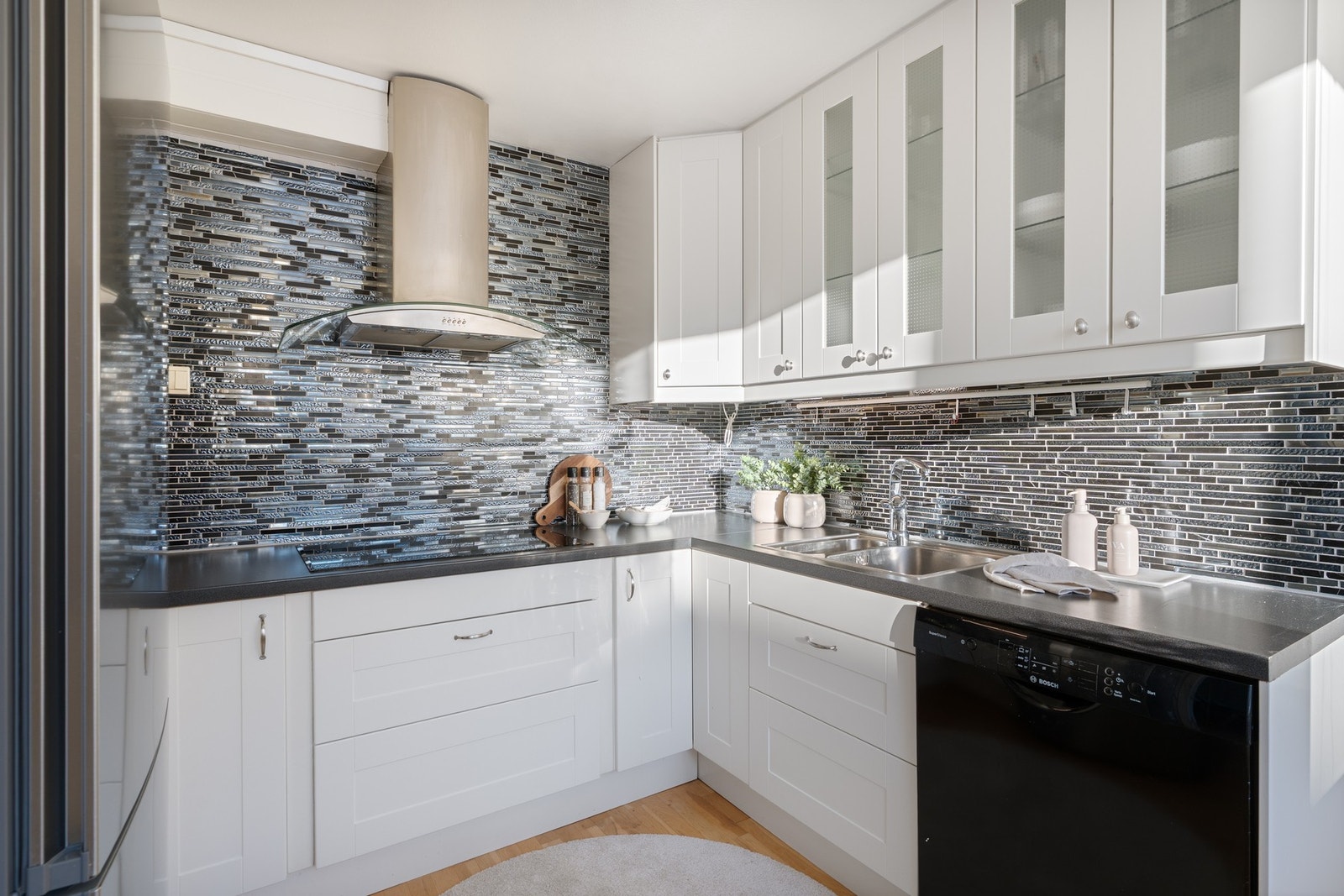 Kjøkkeninnredning fra IKEA, med Integrert koketopp og stekeovn. Kjøleskap er nytt fra 2022. Galleribilde