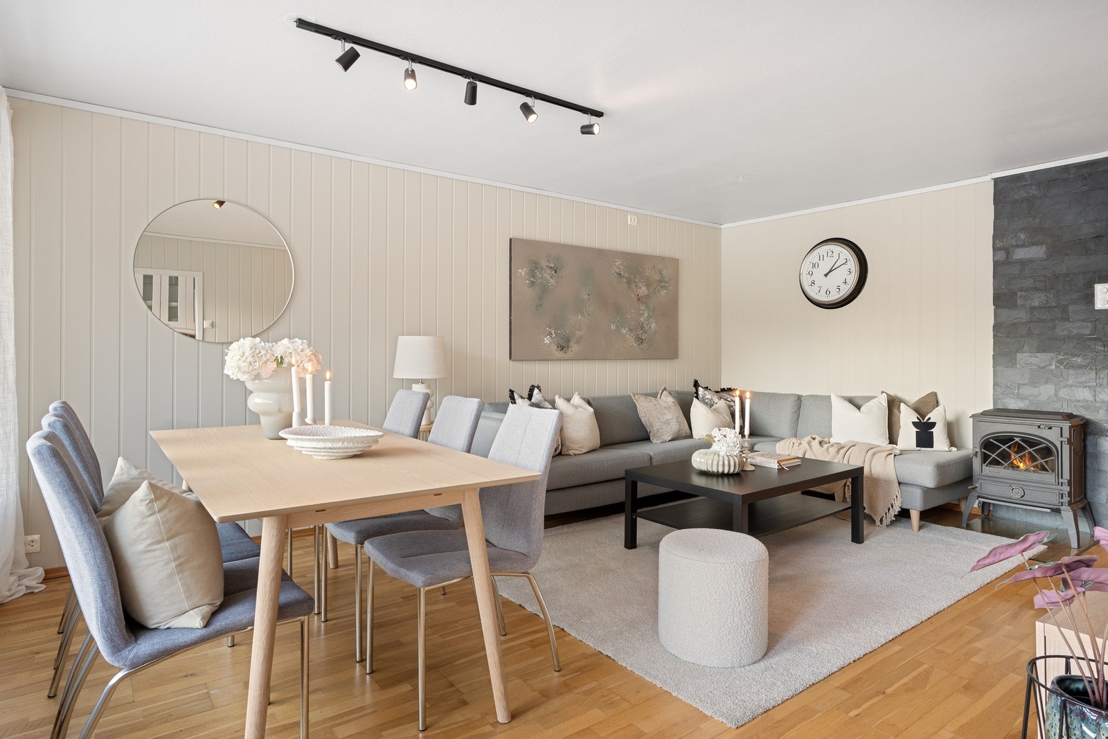 Stuen deles naturlig inn i egne soner for både spiseplass og egen sofakrok. Galleribilde