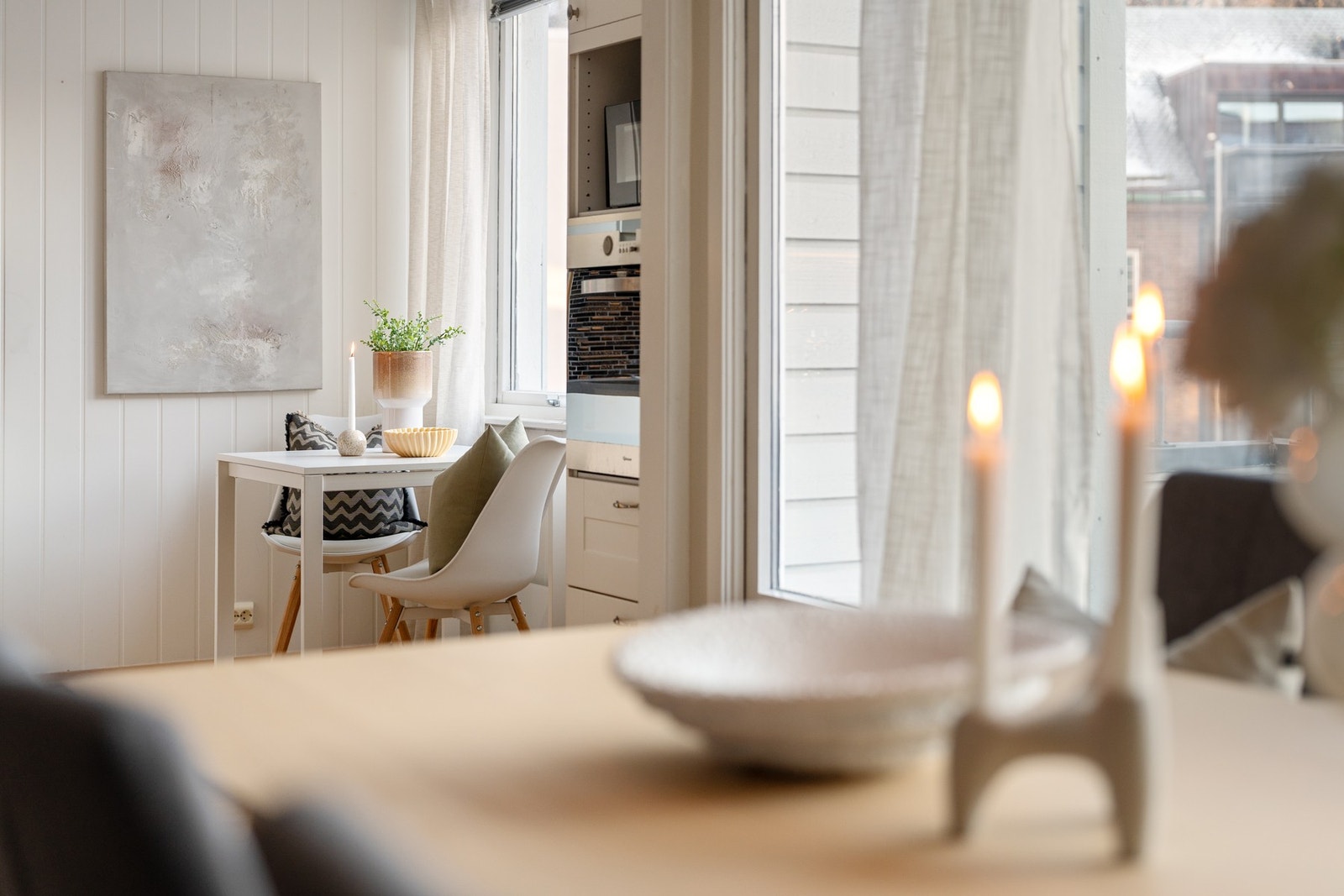 I tilknytning stuearealet ligger kjøkkenarealet i en delvis åpen løsning, som bidrar til maksimal utnyttelse av arealet. Galleribilde