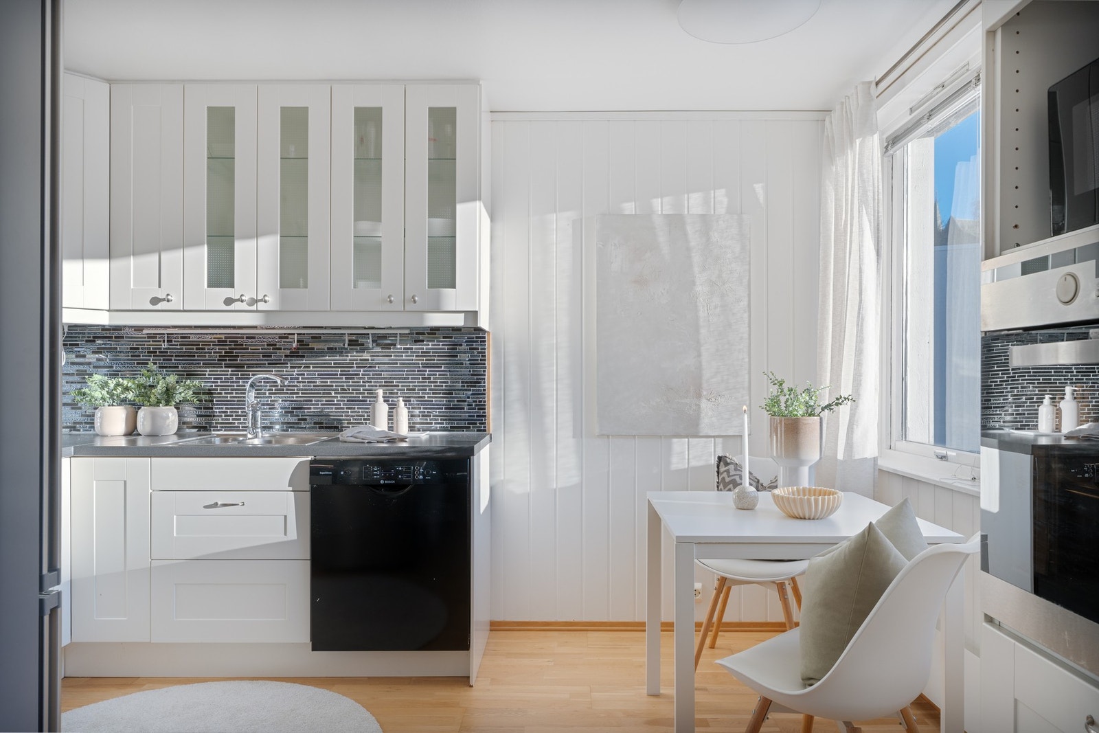 Lyst og innbydende kjøkken med naturlig lysinnslipp fra gode vindusflater, som sørger for et trivelig arbeidsklima. Galleribilde