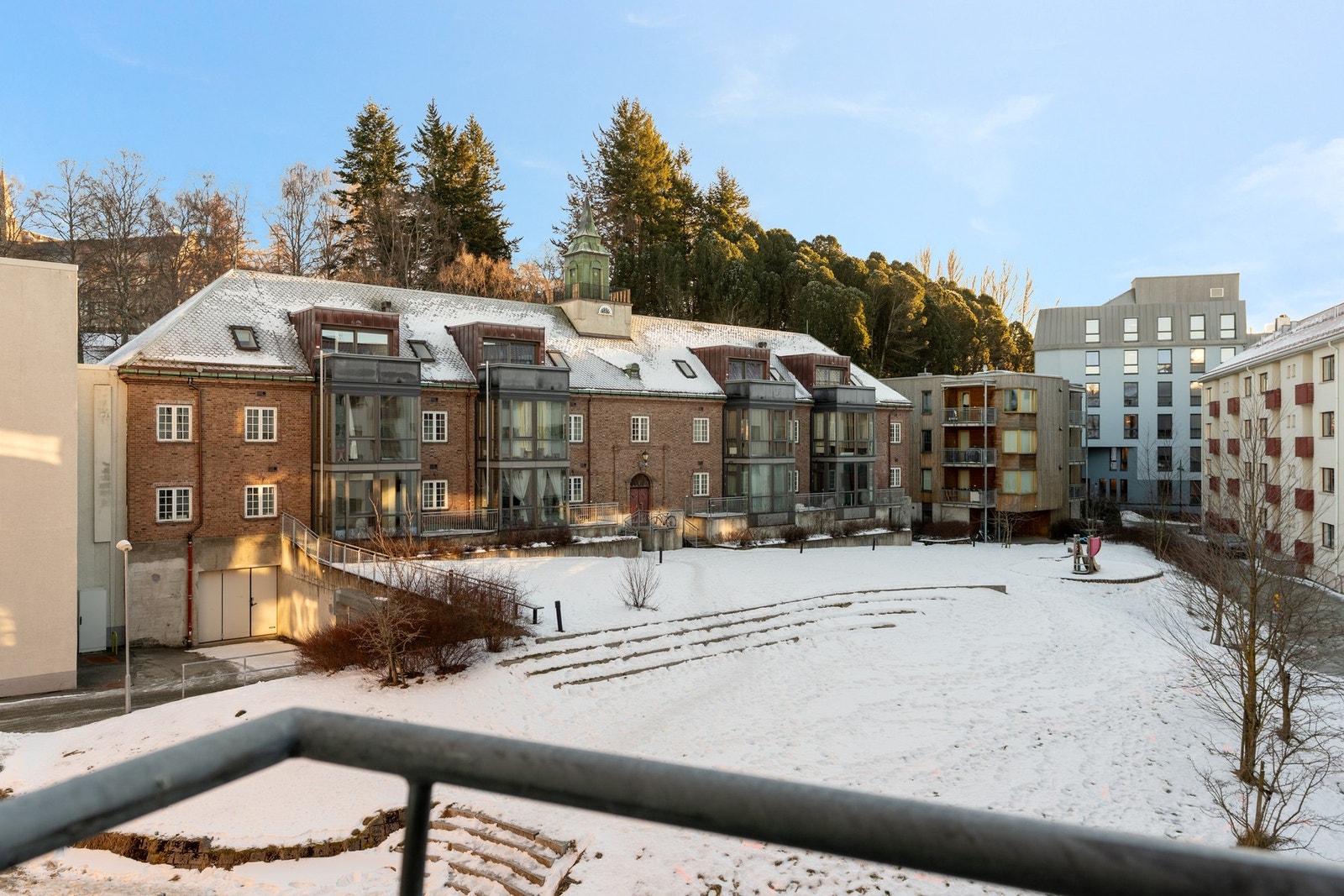 Leiligheten ligger midt i byens største senter for studie- og arbeidsplasser, med flere hverdagslige servicetilbud like ved. Galleribilde