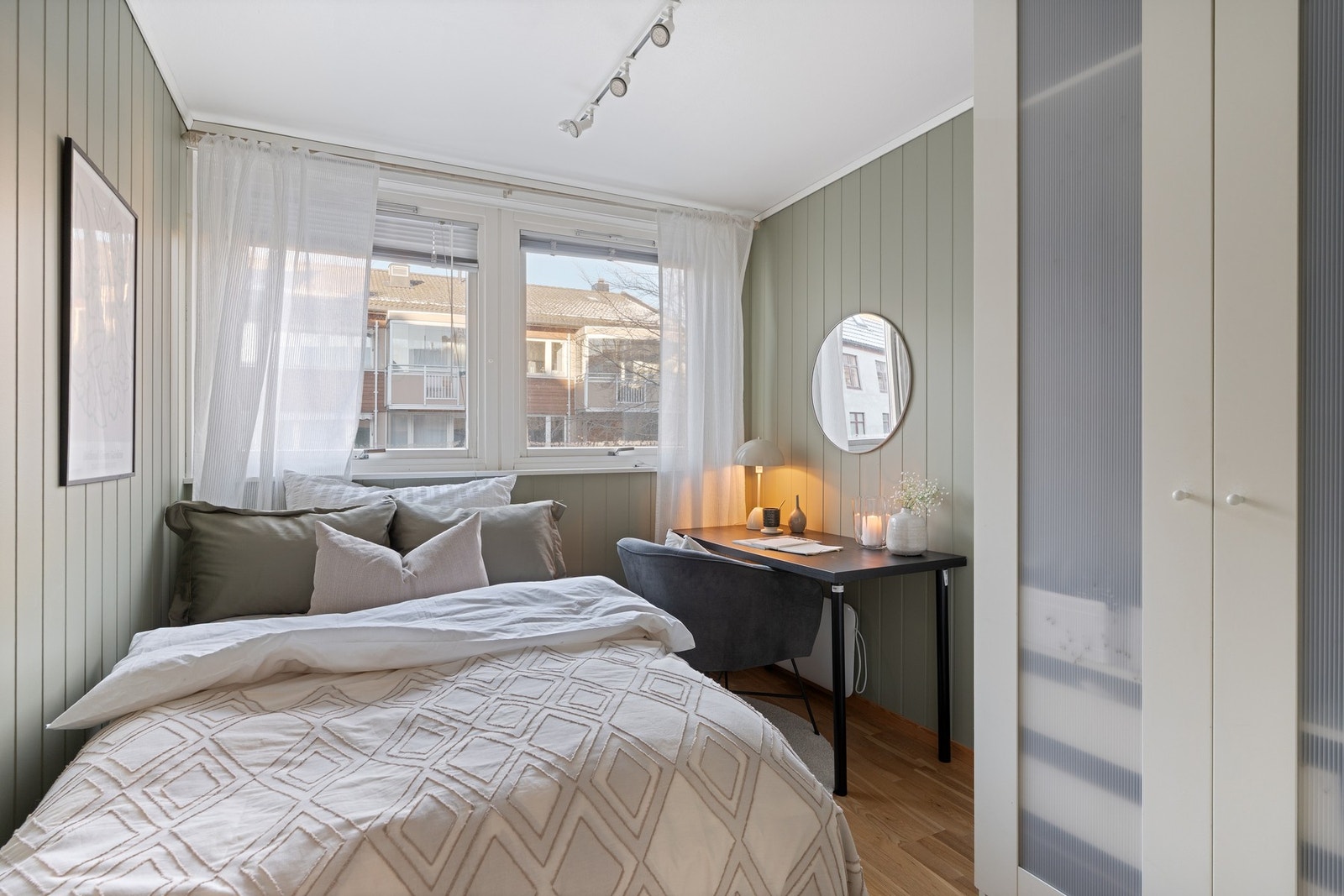 Soverom 2 måler ca. 7 kvm. Gode vindusflater sørger for en lun og luftig stemning. Garderobeskap medfølger(?) Galleribilde