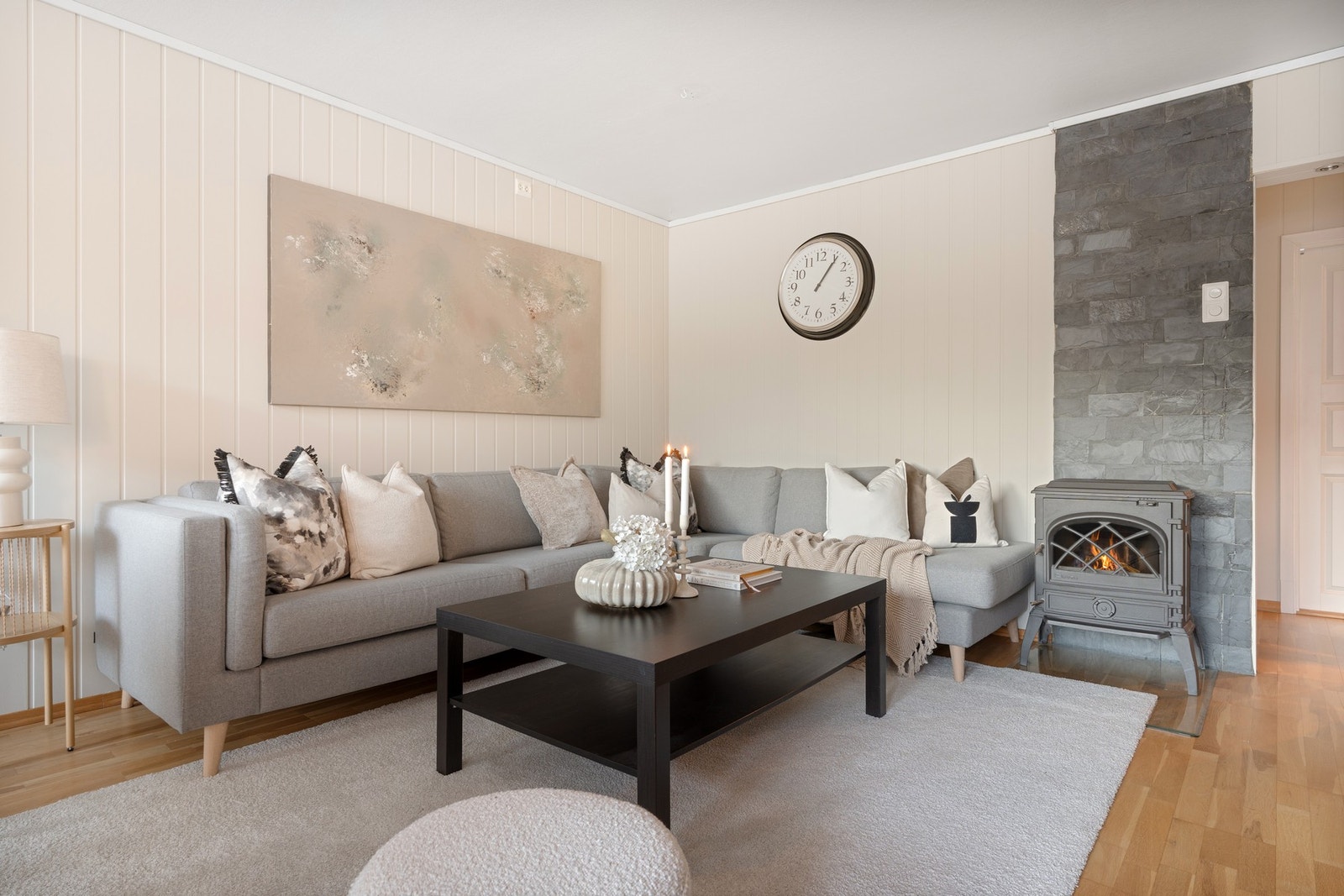 Flott bevart og vedlikeholdt leilighet, som er omfattende oppusset i 2008/-09, med flere oppgraderinger i senere år. Galleribilde