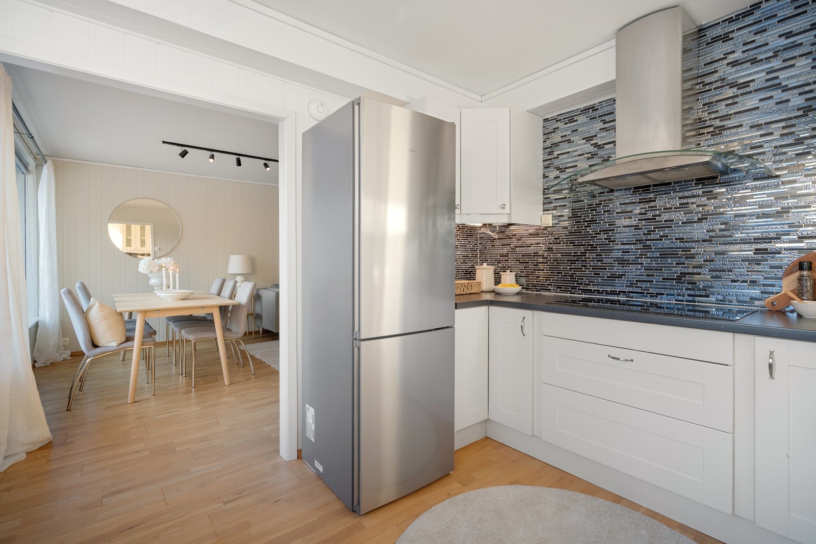 Kjøkkenet innehar romslige og høye overskap, som utgjør maksimal utnyttelse av rommet. For øvrig godt med arbeids- og lagringsplass ellers i rommet. Galleribilde