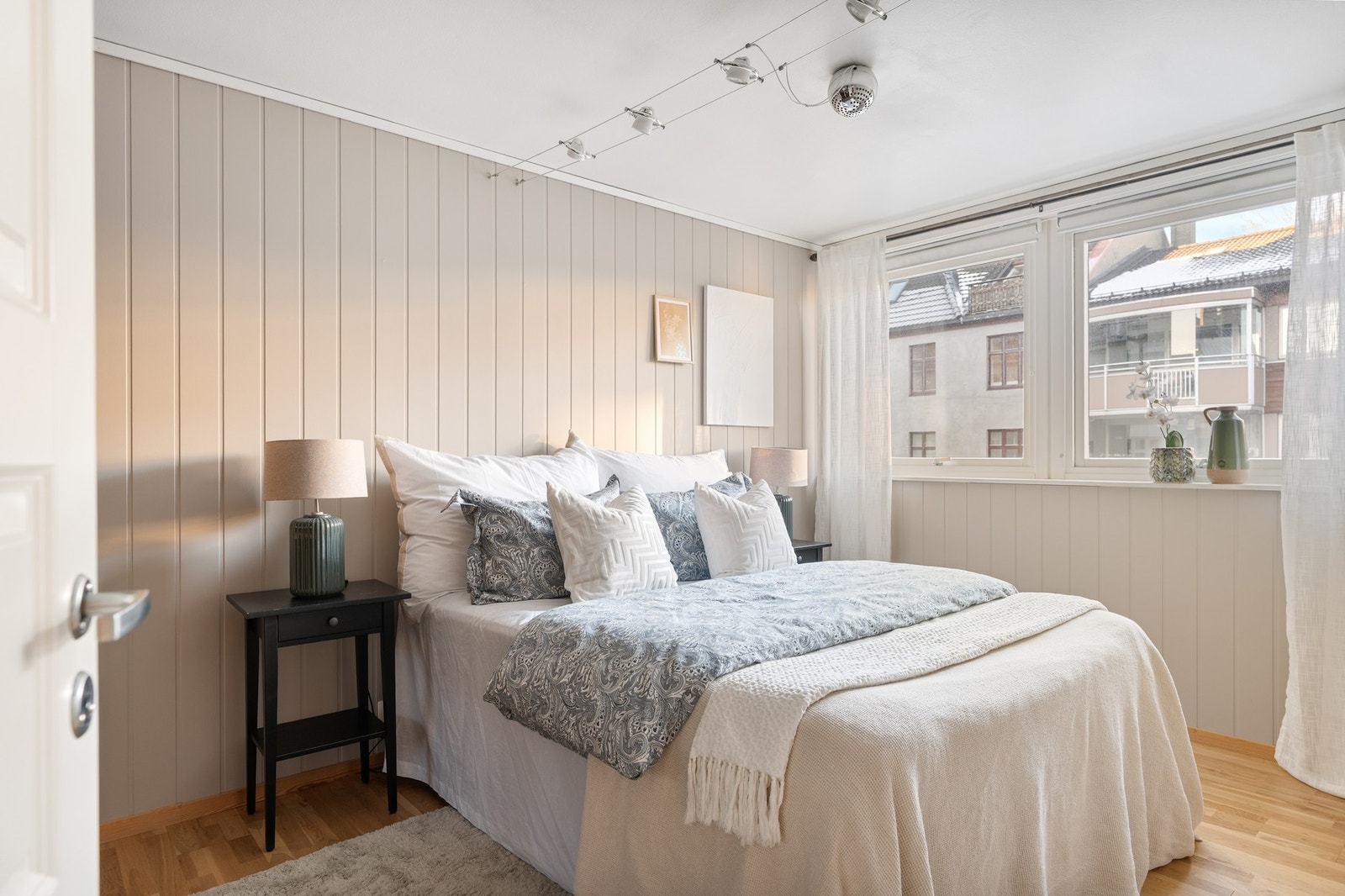 Leiligheten innehar to romslige på hhv. vendt ut mot rolige omgivelser på baksiden av bygget. Hovedsoverommet måler ca. 11 kvm. Galleribilde