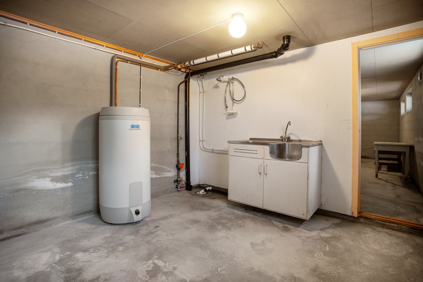 Varmtvannstank er plasser i kjeller Galleribilde