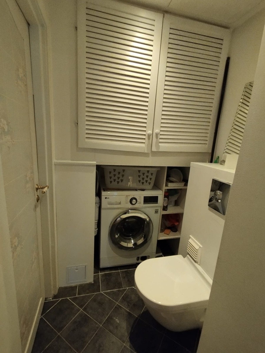 Separat toalettrom i bad 2 av 3 Galleribilde