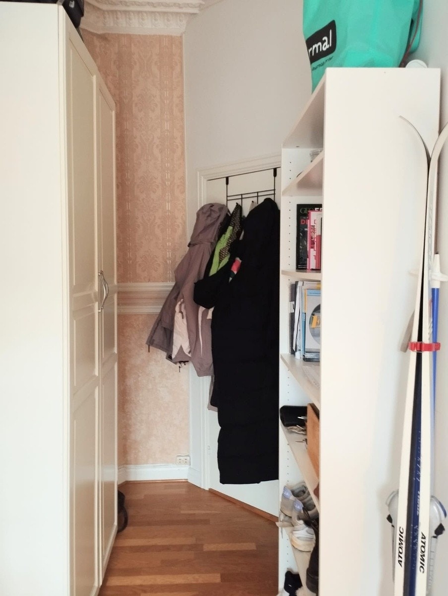 Rom 1: klesskap og hyller Galleribilde