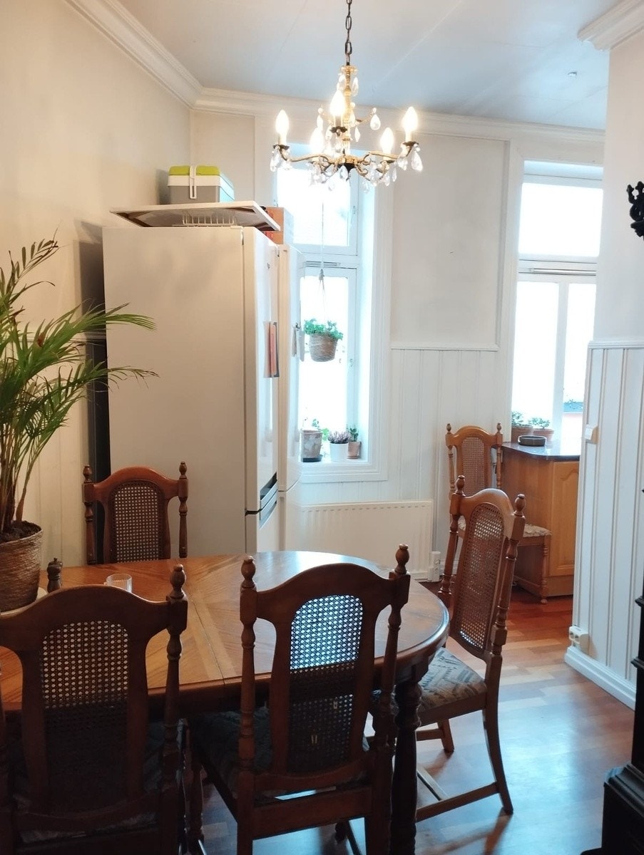 Spiseplass i forlengelse av kjøkkenet, etasjeovn som varmer bra Galleribilde