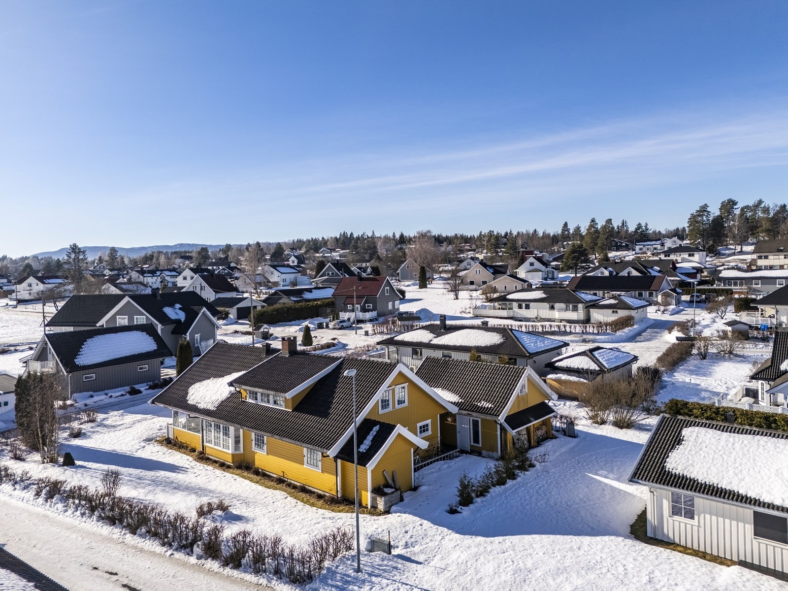 039_Boligen har gode solforhold samt nærhet til Bergsjø for bading, fiske og båtliv..jpg Galleribilde
