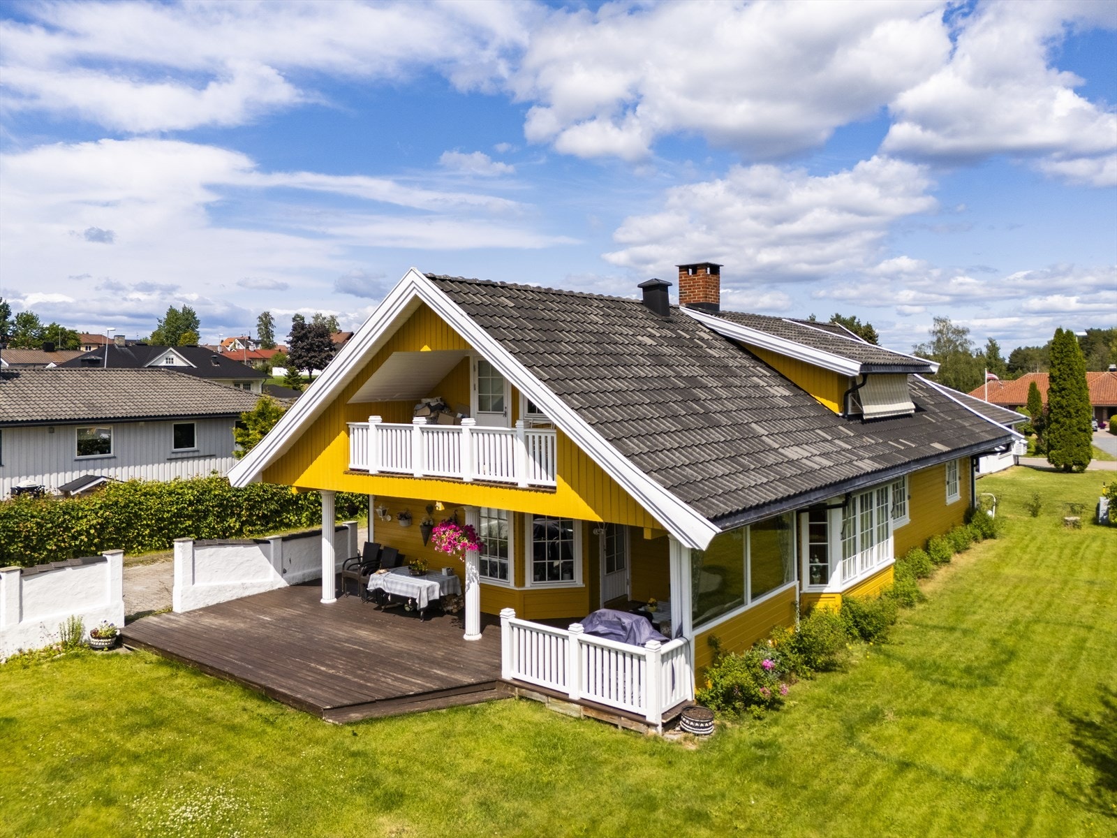 Velholdt enebolig i et barnevennlig boligområde. Galleribilde