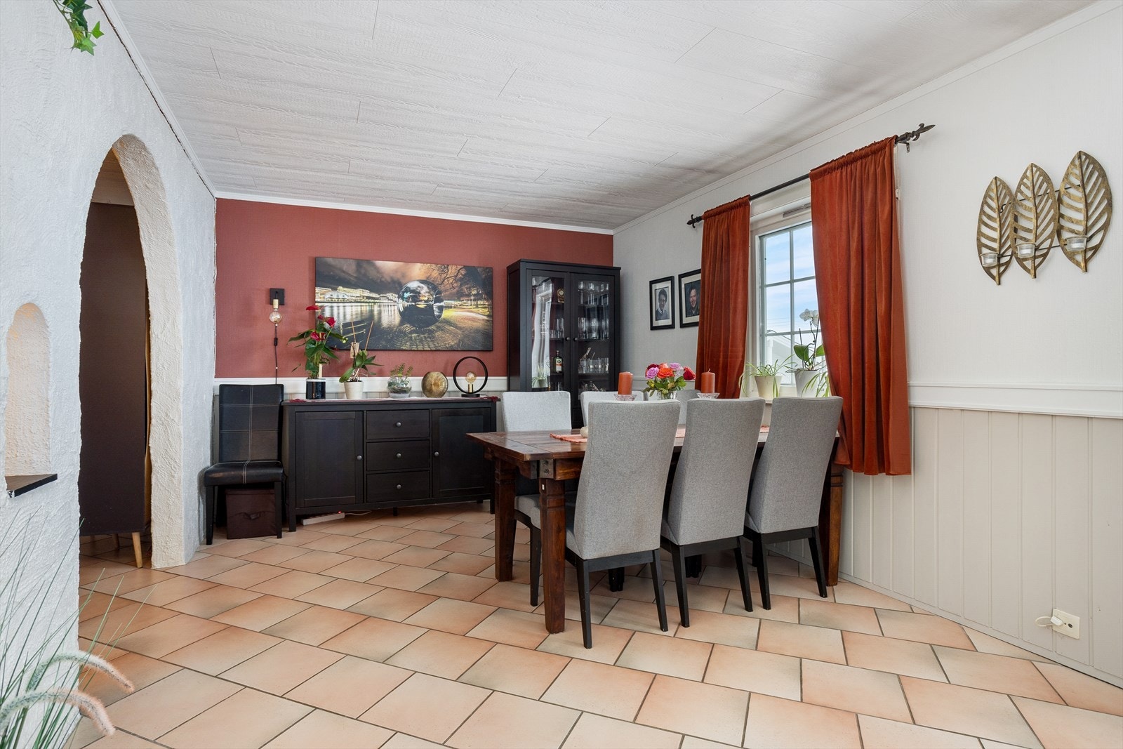 Gulvene er dekket med fliser, mens veggene har malt panel og malte plater. Galleribilde