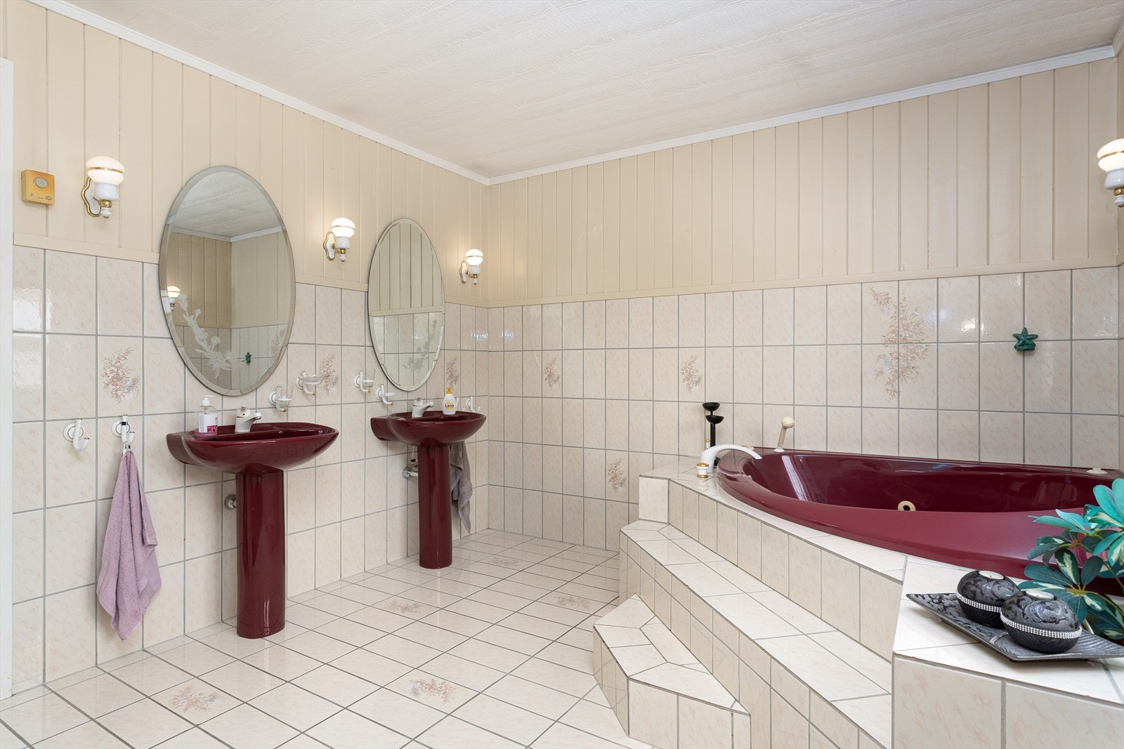 Rommet er innredet med to søyleservanter, badekar og skapinnredning. Galleribilde