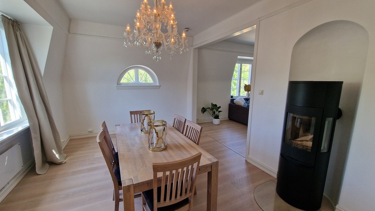 Dining room with fireplace Galleribilde