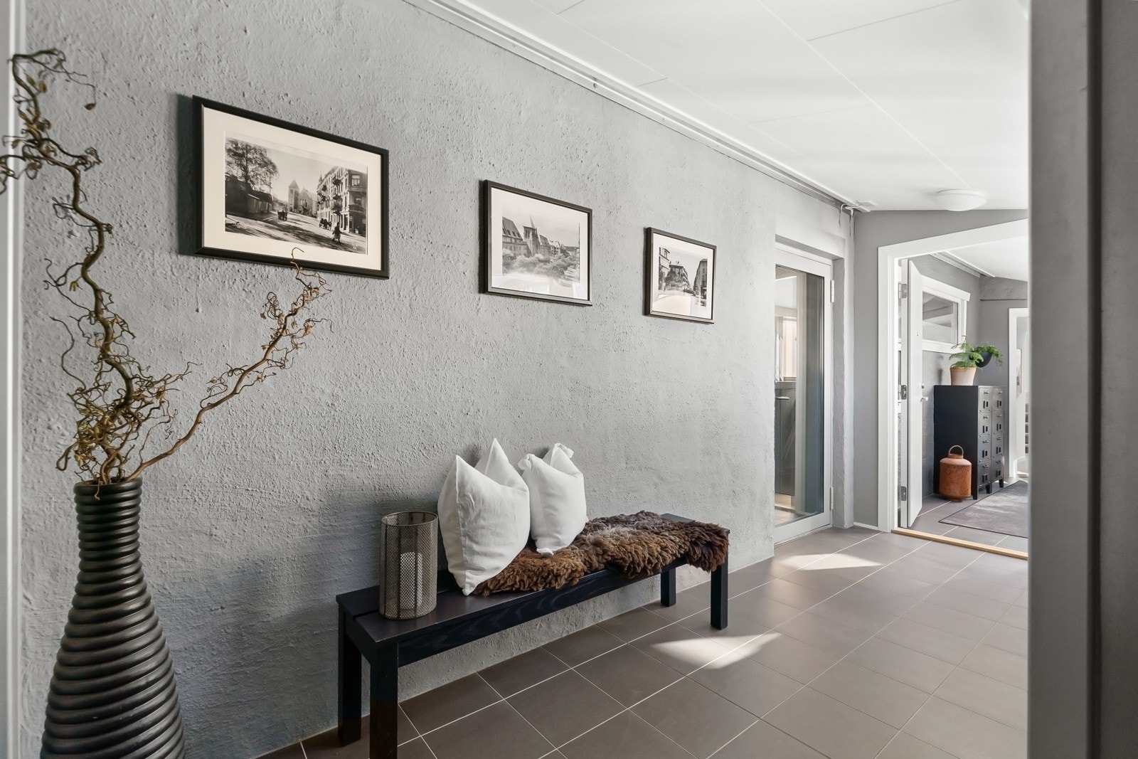 Privat og representativt inngangsparti som kun deles av to leiligheter på toppen. Galleribilde