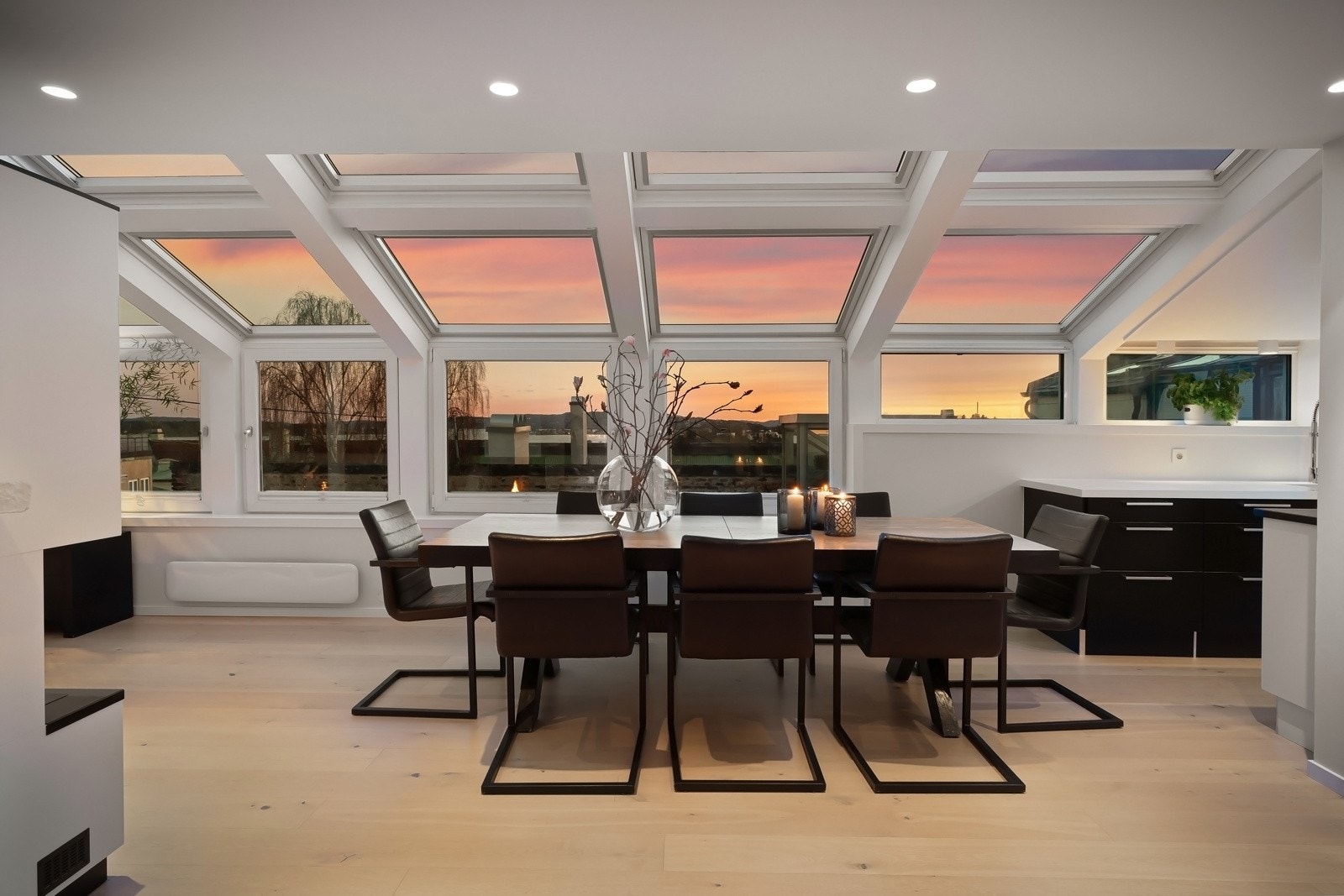 Vertikale vinduer og takvinduer sørger for en luftig utsikt også internt i boligen - Automatisk lukke/åpne funksjon samt solskjerming. Galleribilde