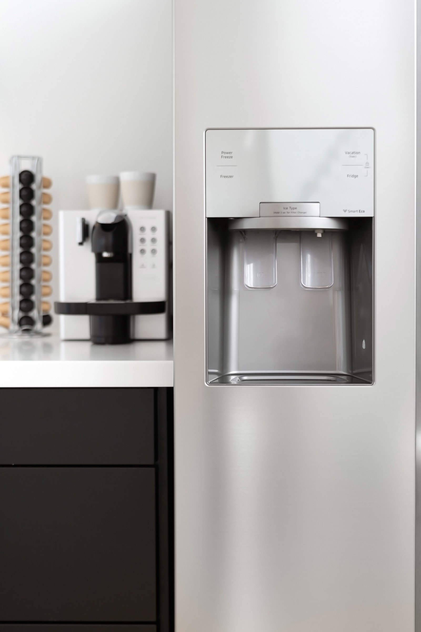 Side-by-side frys- og kjøleskap Galleribilde