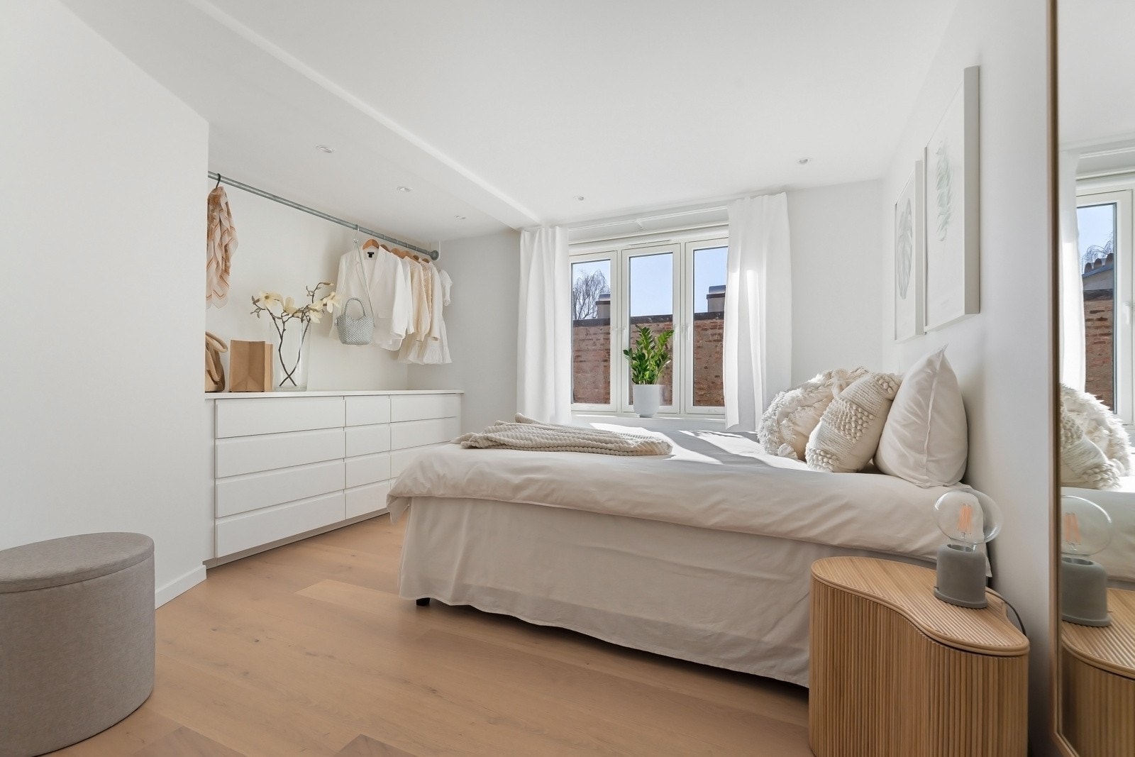 Romslig hovedsoverom av god størrelse med fin plass til stor dobbeltseng og tilhørende møblement. Galleribilde