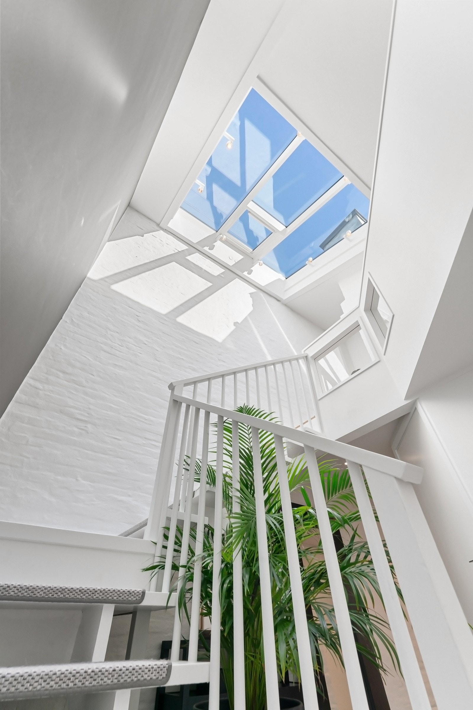 Glasstak fører lyset gjennom leiligheten. Galleribilde