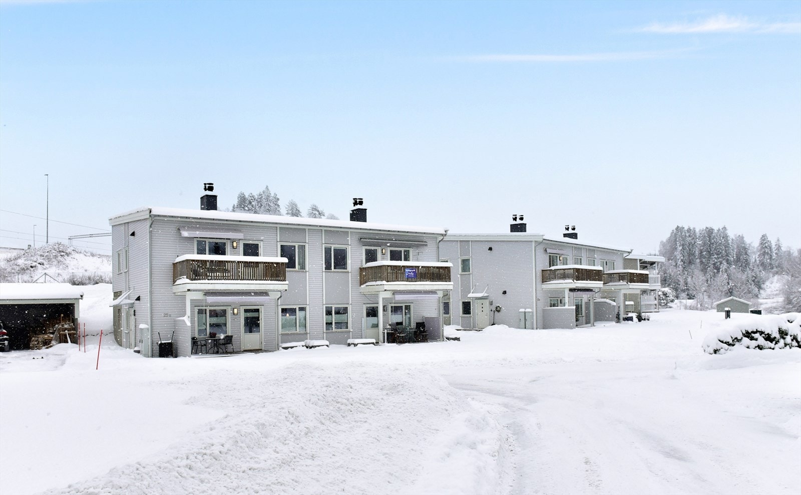 Leiligheten ligger i 2. etasje i 4-mannsbolig - bygget er bygd inn i terrenget slik at det er inngang fra bakkeplan på baksiden Galleribilde