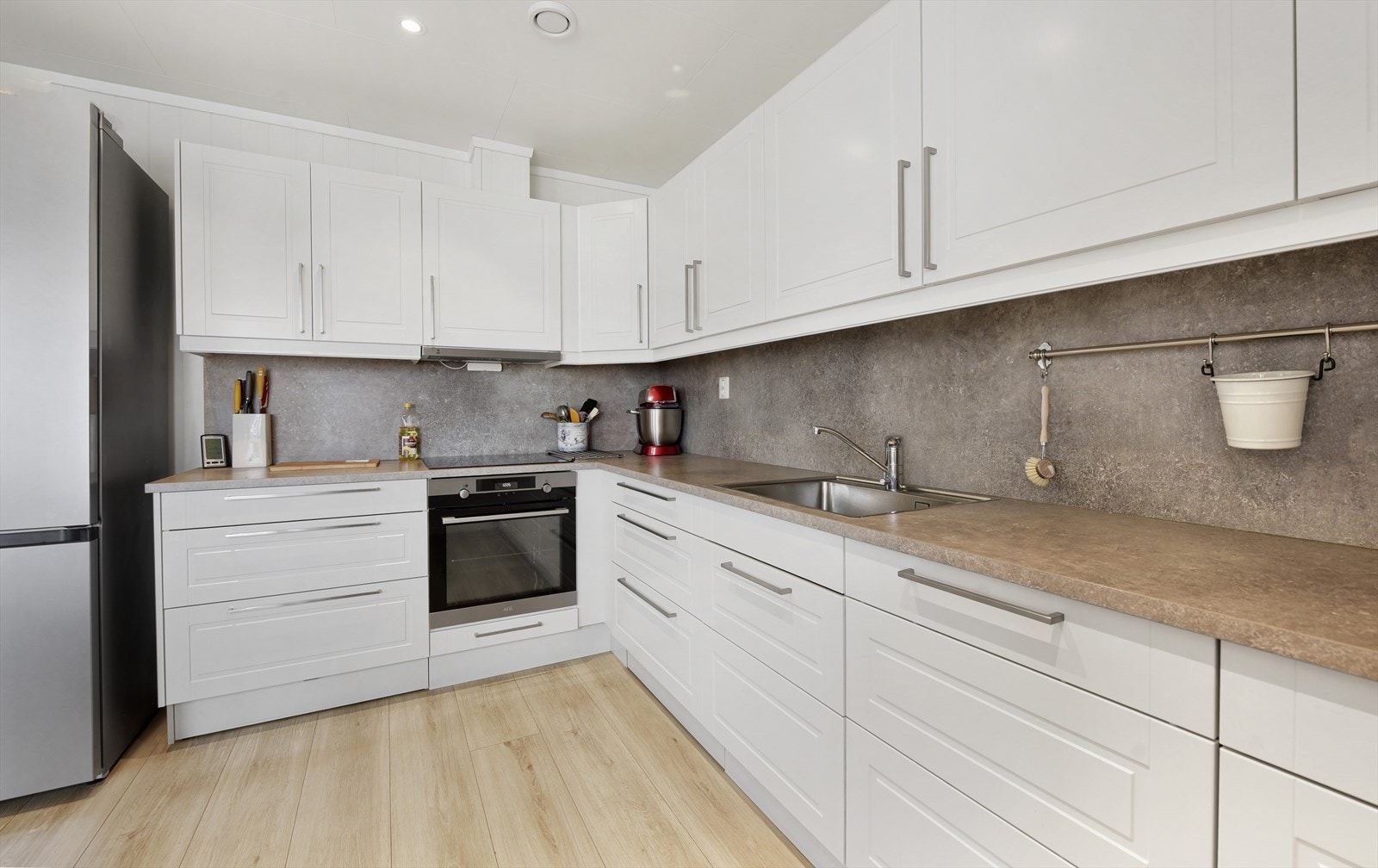 Hvitevarene er integrert eller innfelt i innredningen og medfølger i salget - rikelig med skap og benkeplass Galleribilde